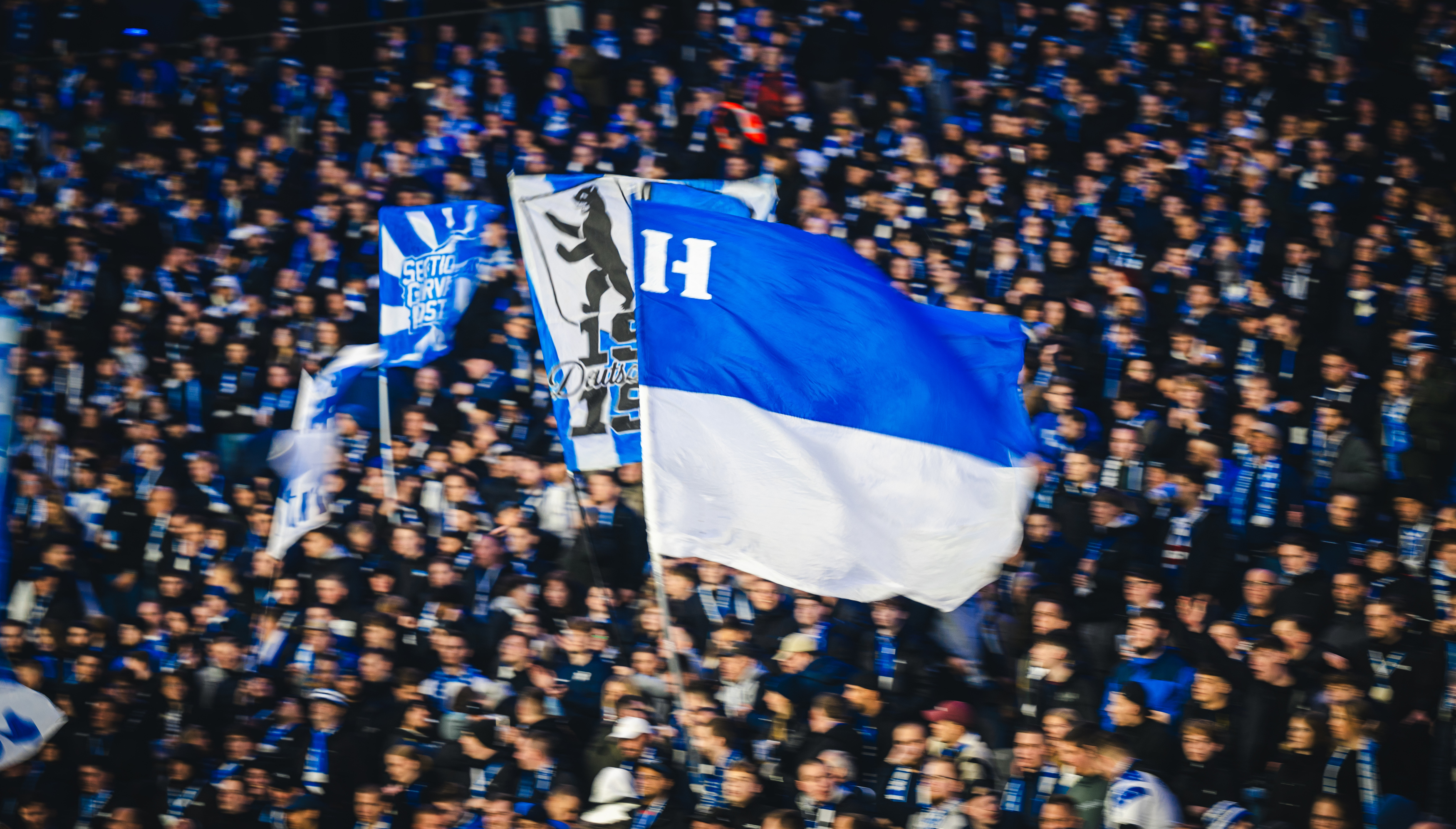 Ein blau-weiße Fahne weht im Olympiastadion.