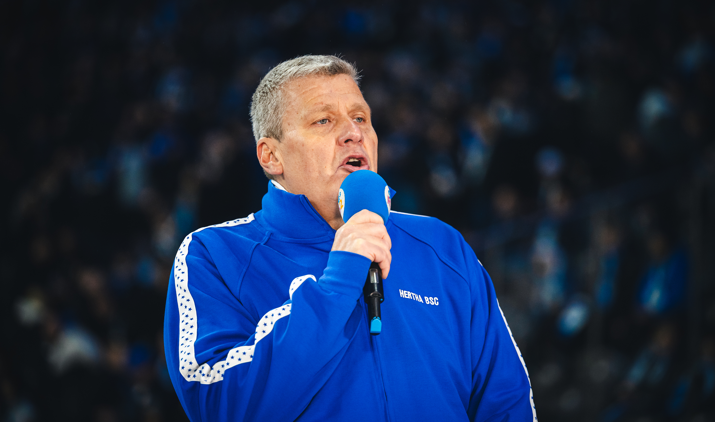 Fabian von Wachsmann spricht in ein Mikrofon.