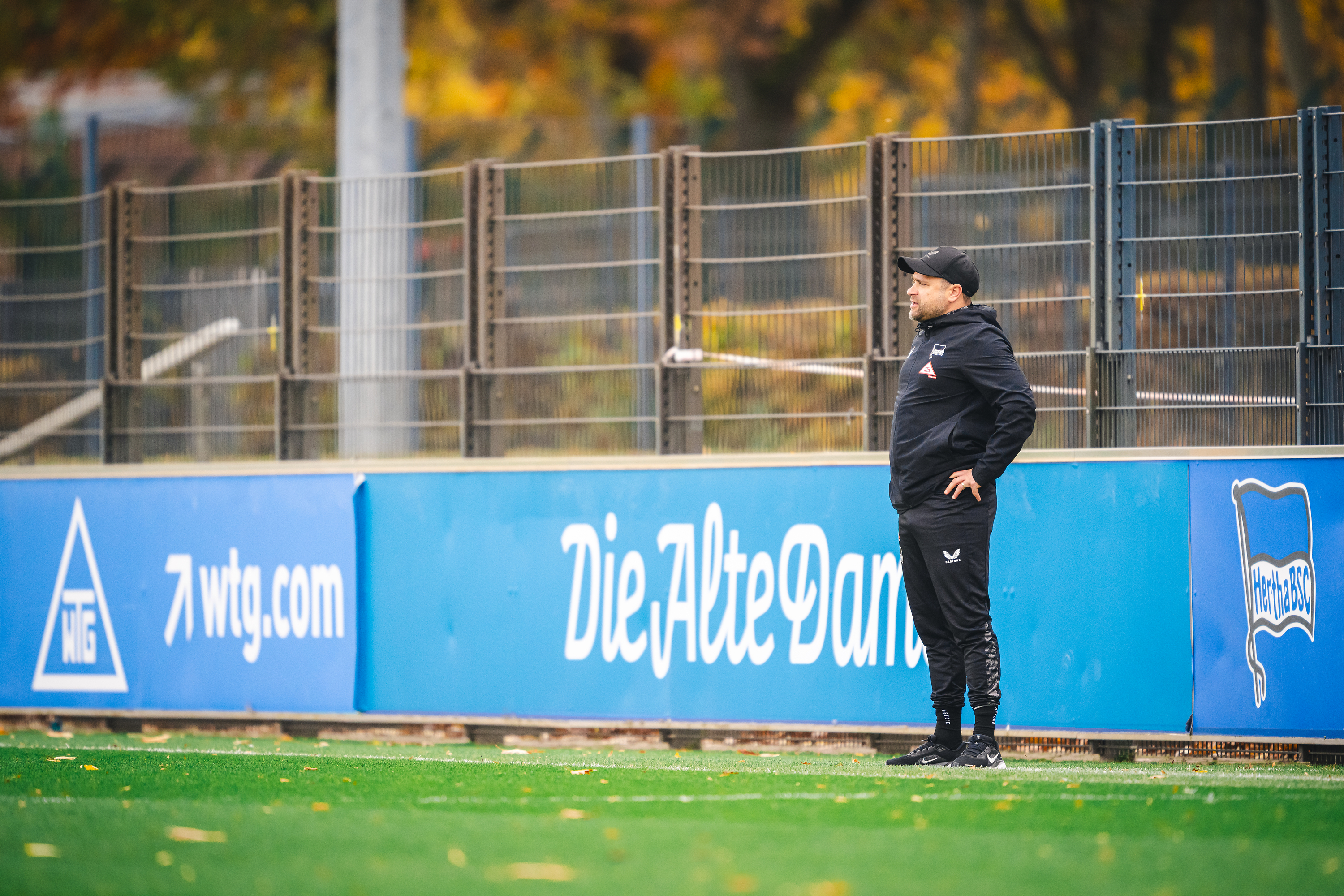 Tobias Kurbjuweit steht an der Seitenlinie.