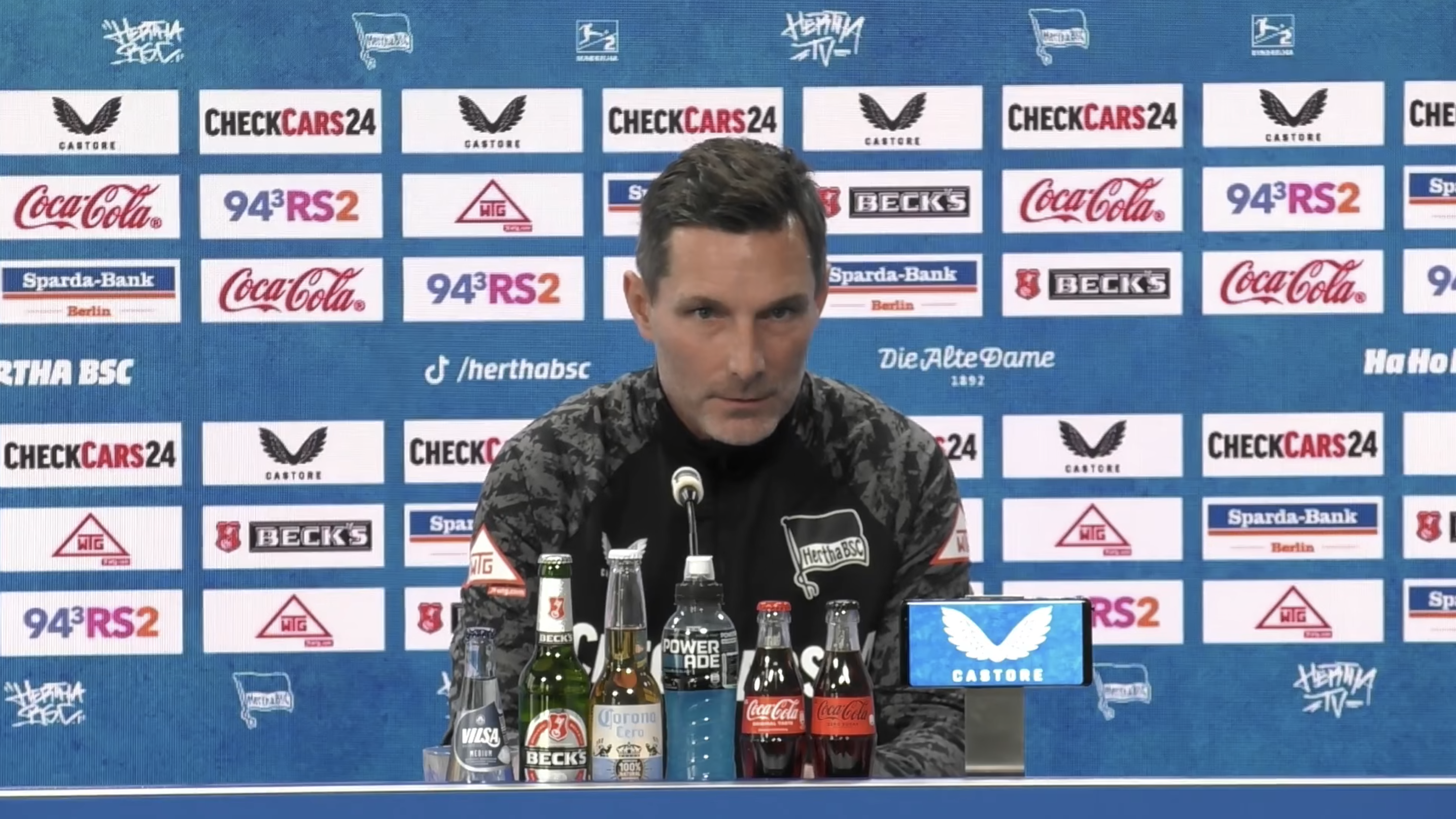 Stefan Leitl steht lächelnd auf dem Trainingsplatz.