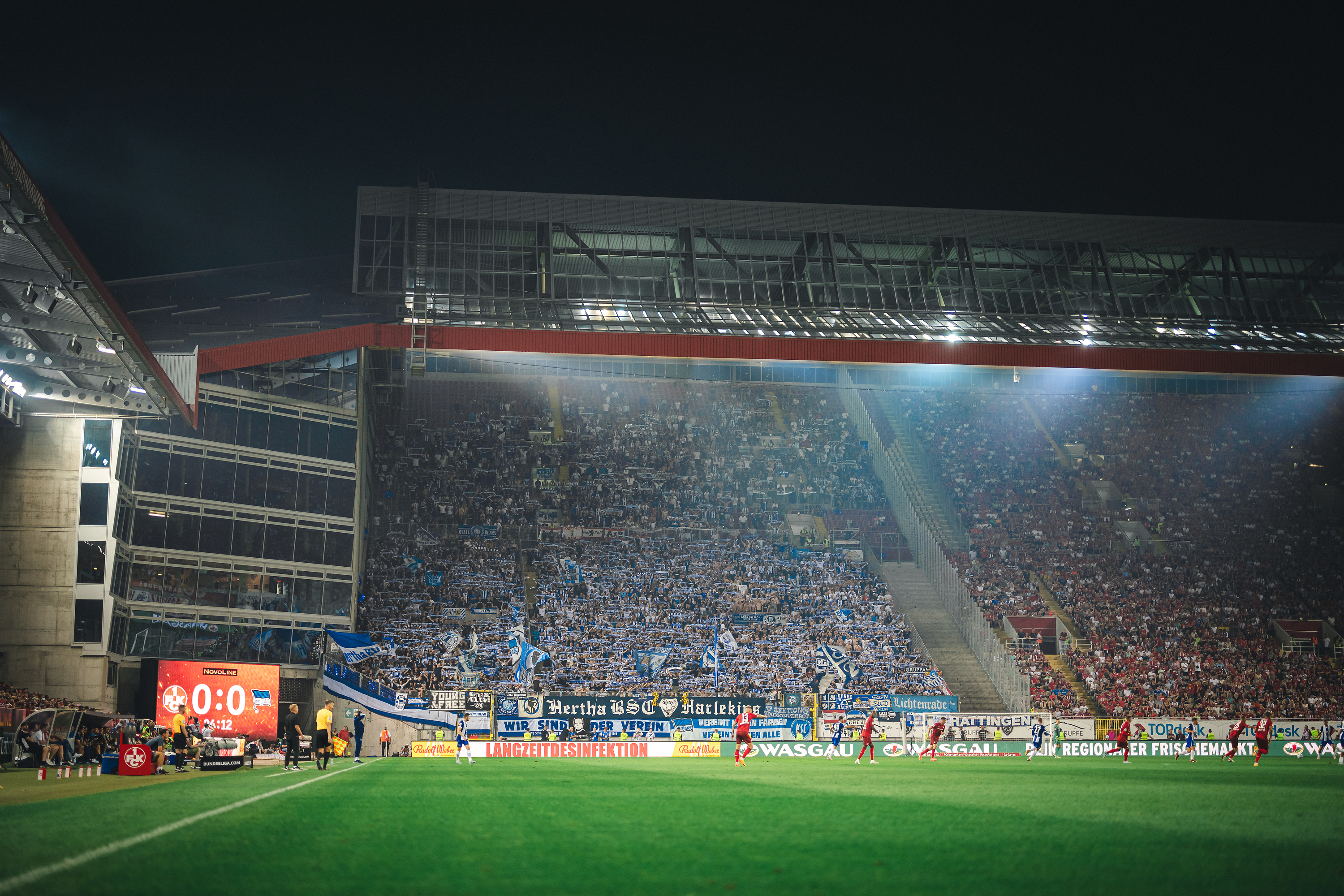 Der Auswärtsblock im Fritz-Walter-Stadion.