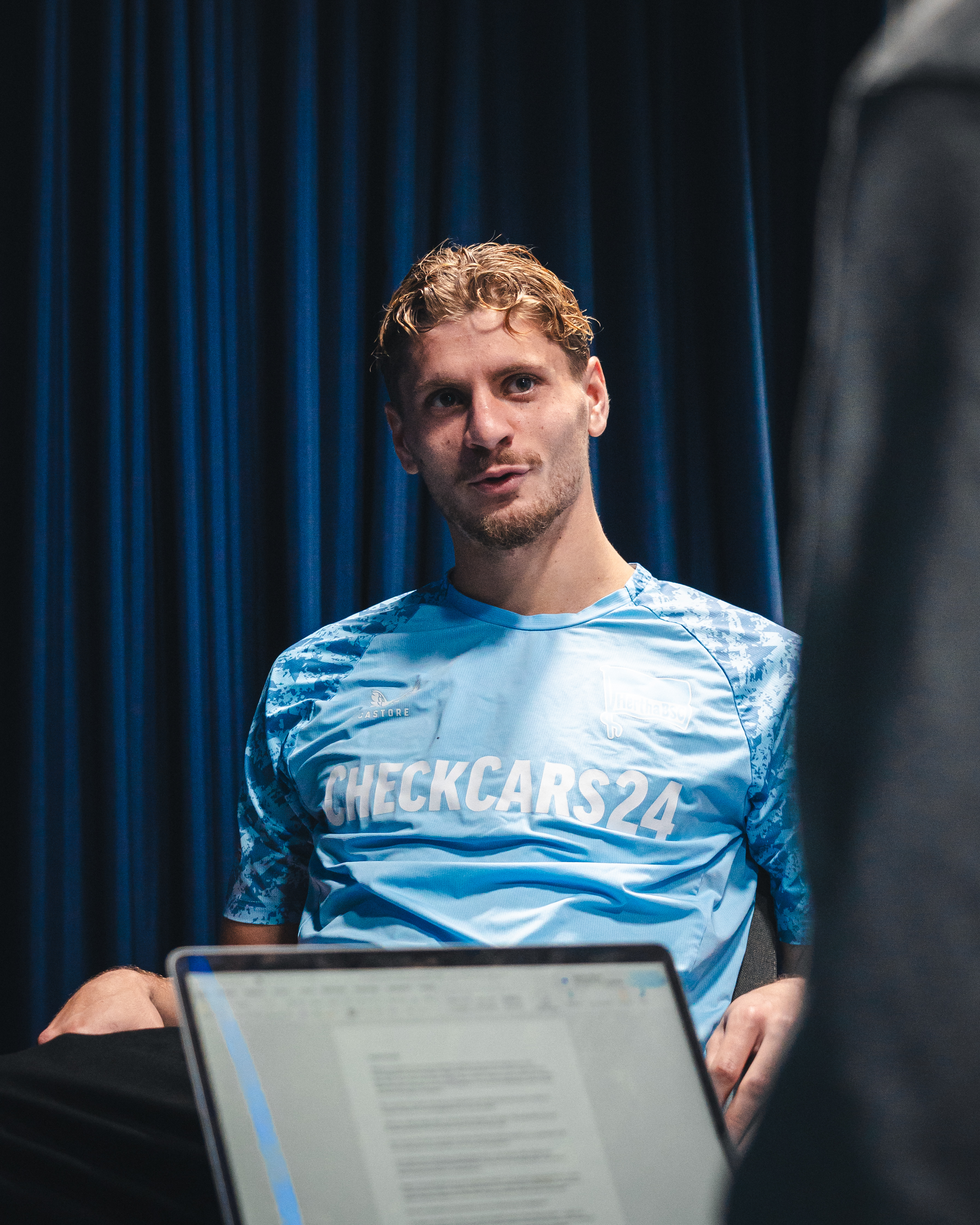 Márton Dárdai im Gespräch.