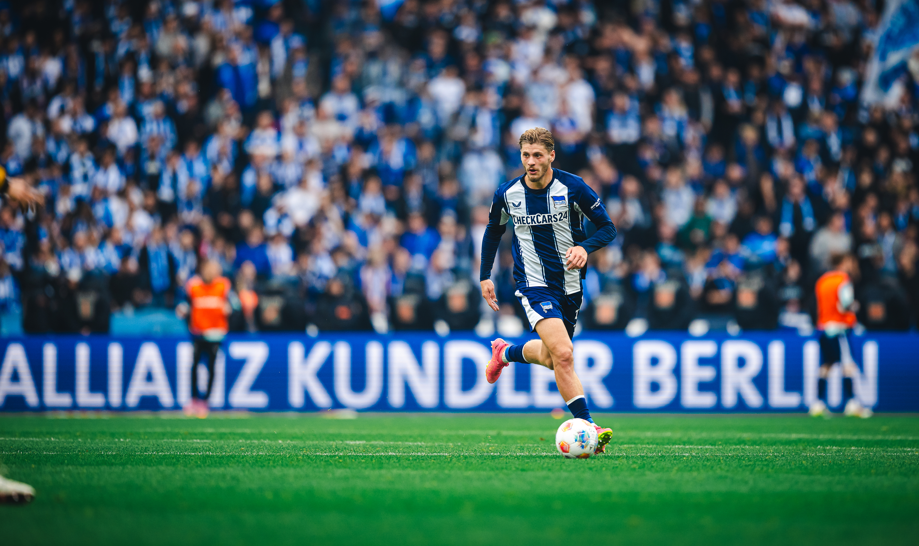 Márton Dárdai führt den Ball.