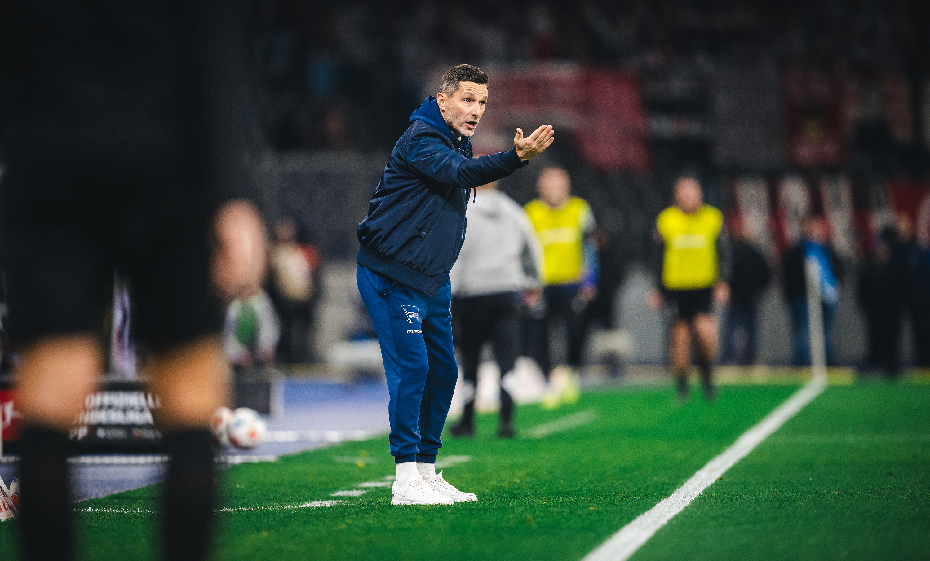 Stefan Leitl steht an der Seitenlinie.