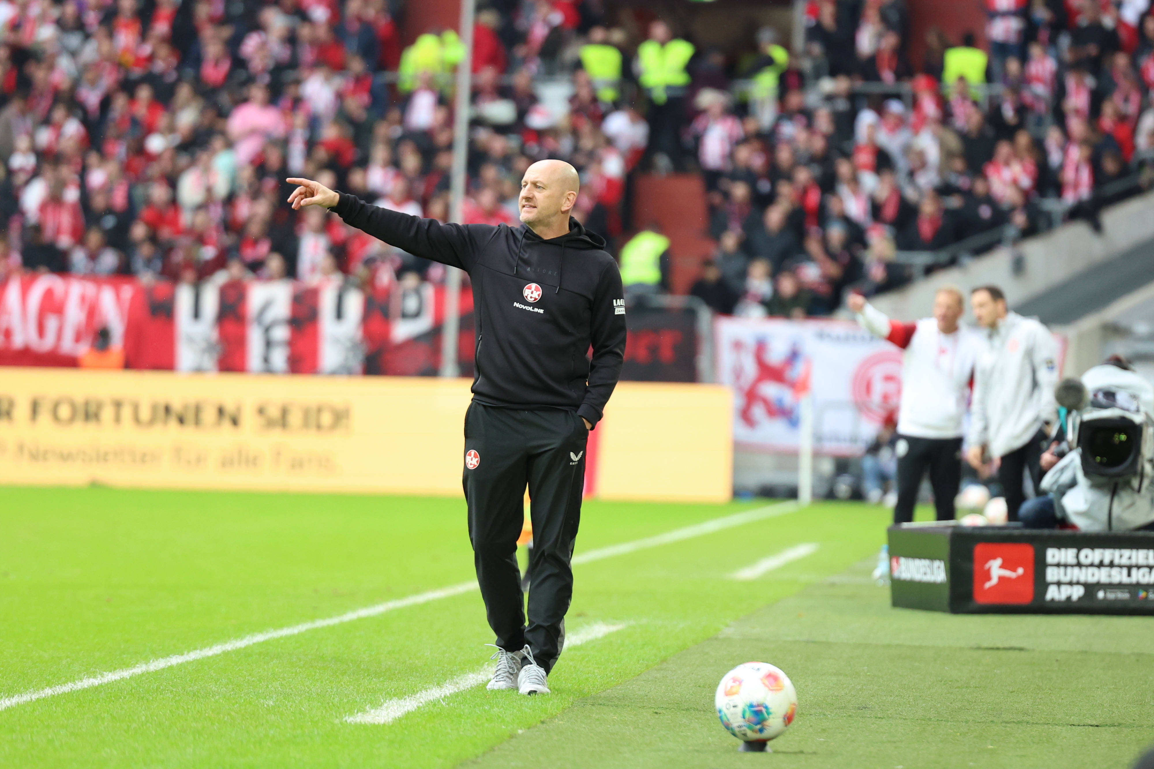 Torsten Lieberknecht gibt am Spielfeldrand eine Anweisung.