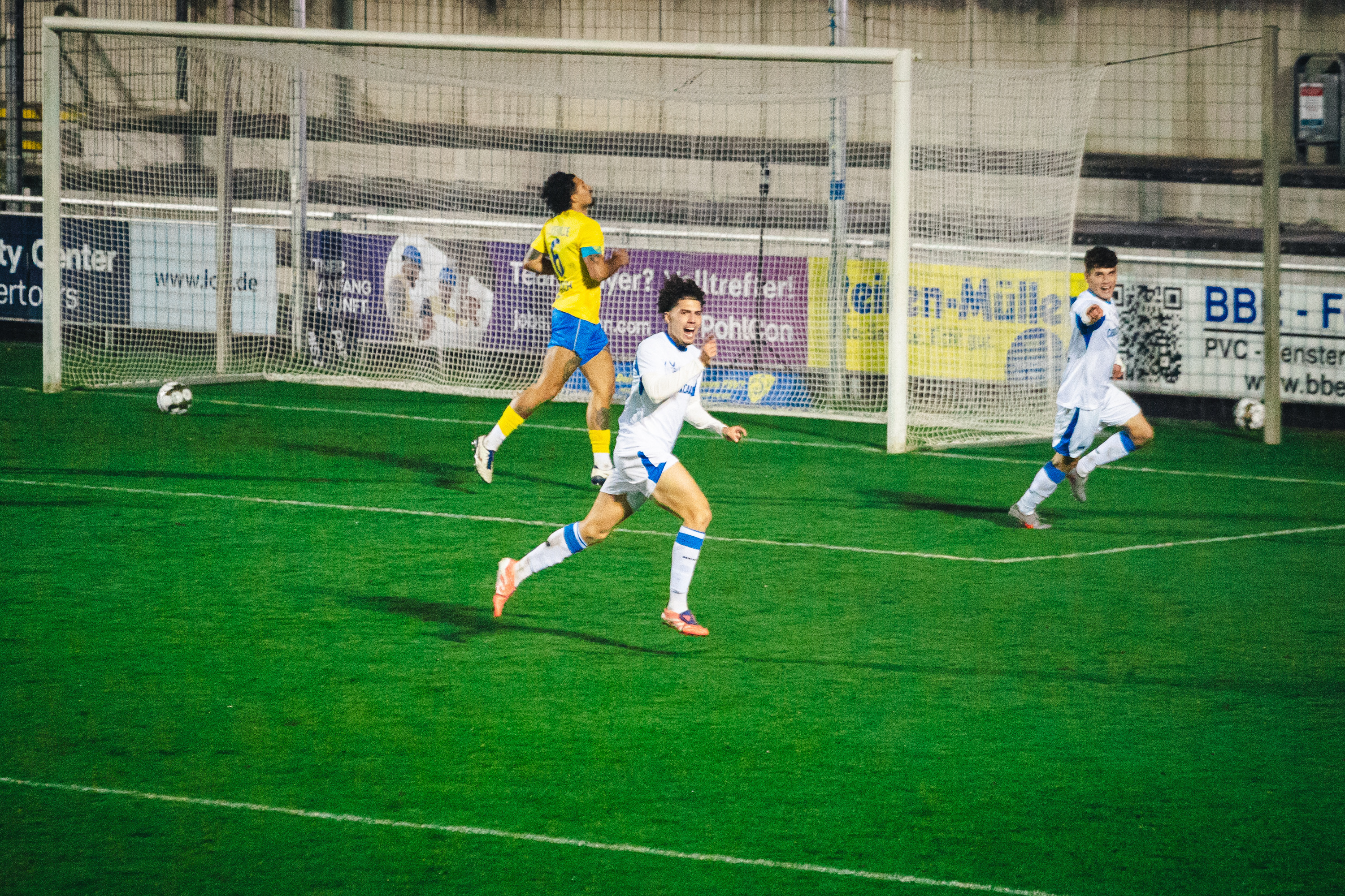 Selim Telib bejubelt ein Tor.