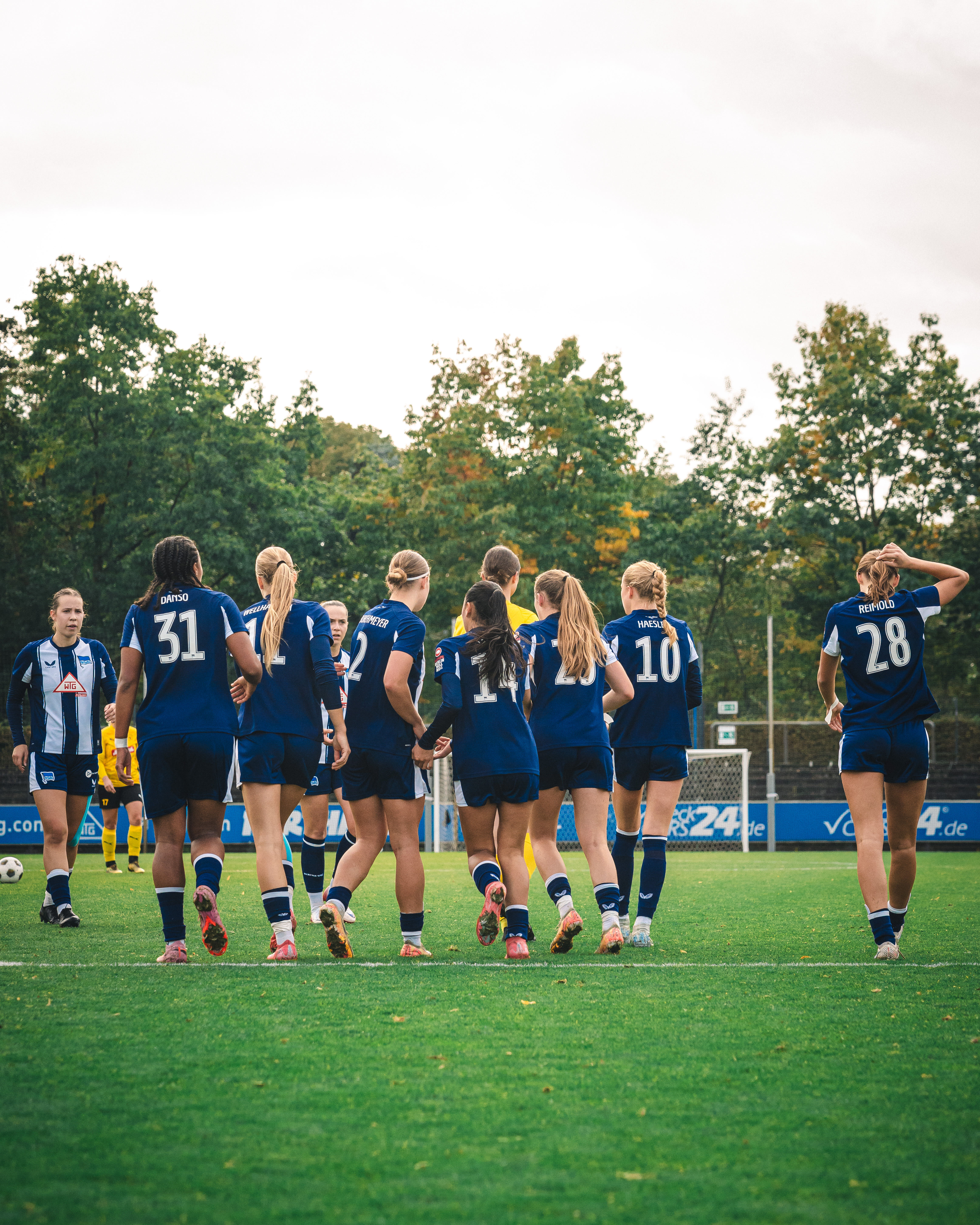 Unsere 1. Frauen bejubeln ein Tor.