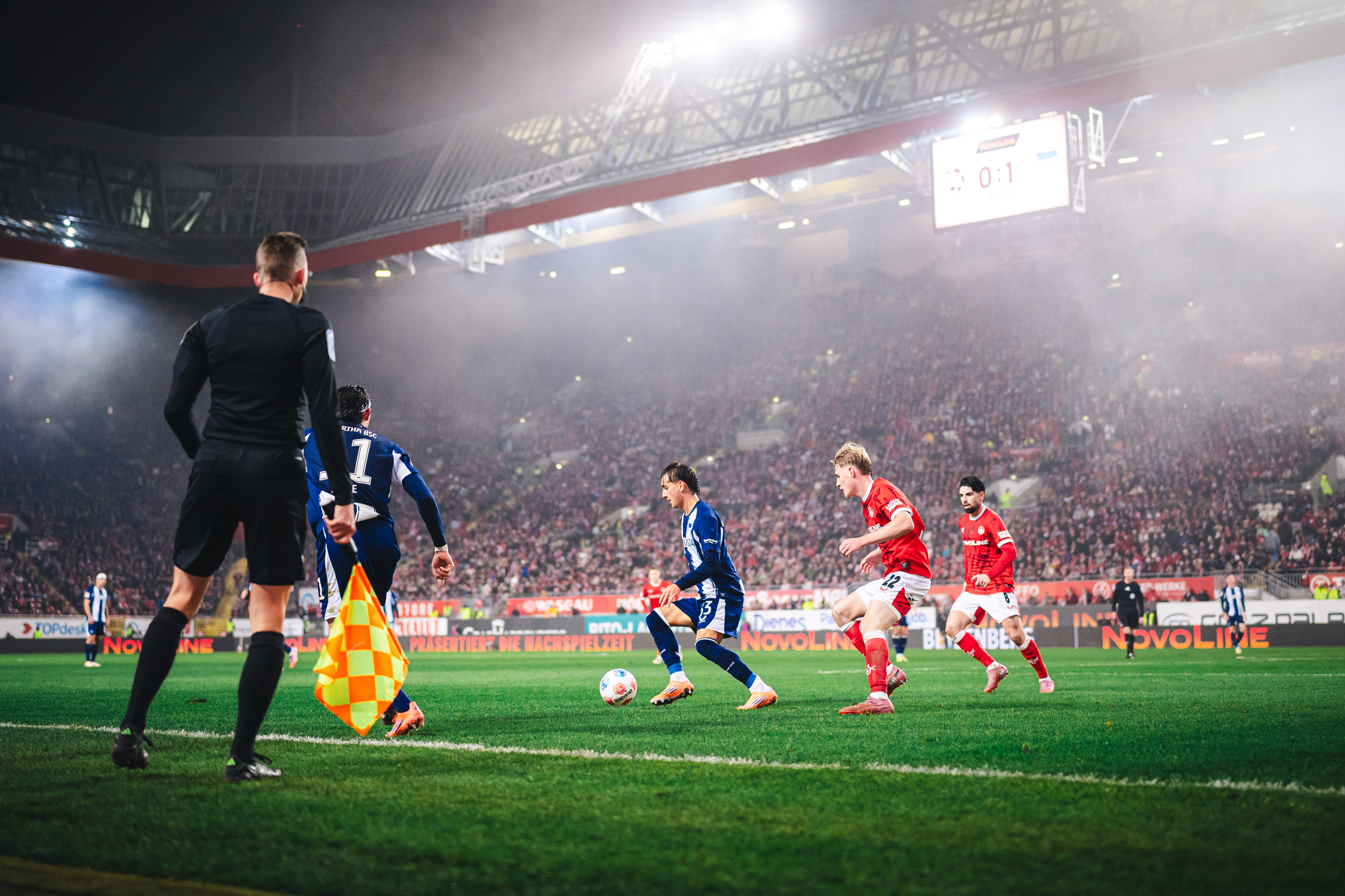 Karbownik ist am Ball.