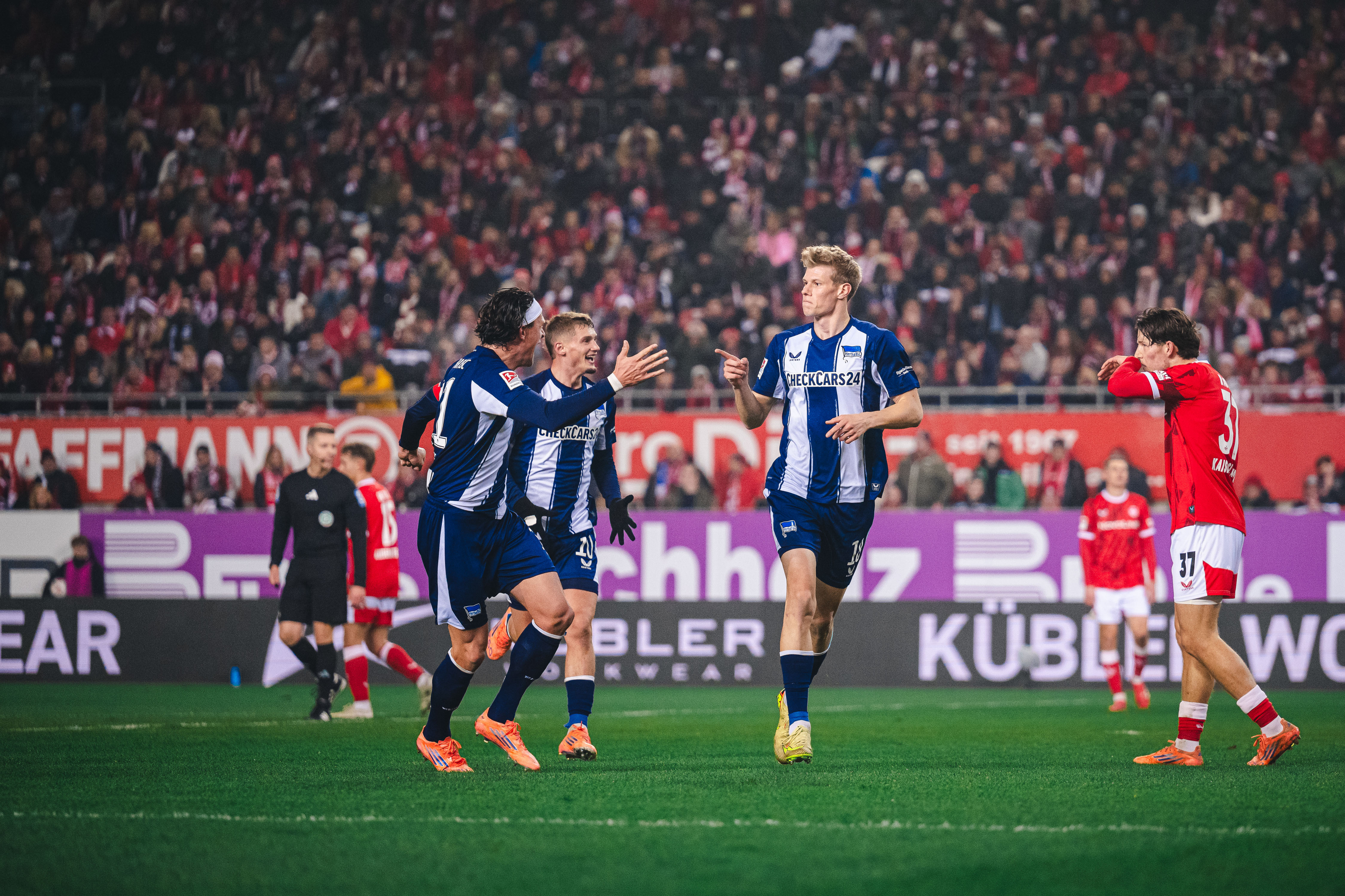 Luca Schuler bejubelt seinen Treffer.