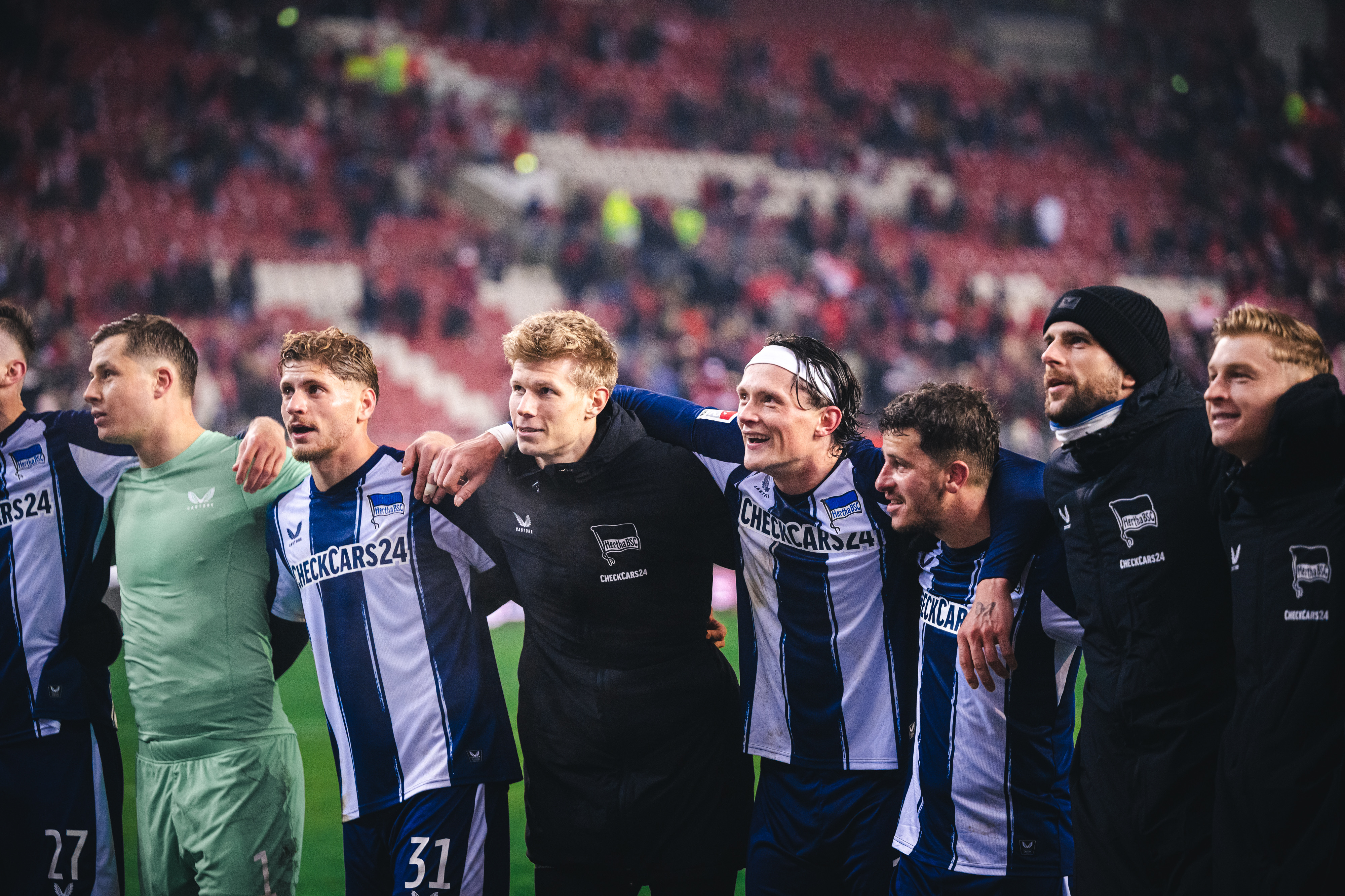 Unsere Jungs bejubeln den Auswärtssieg in Kaiserslautern mit den Fans.