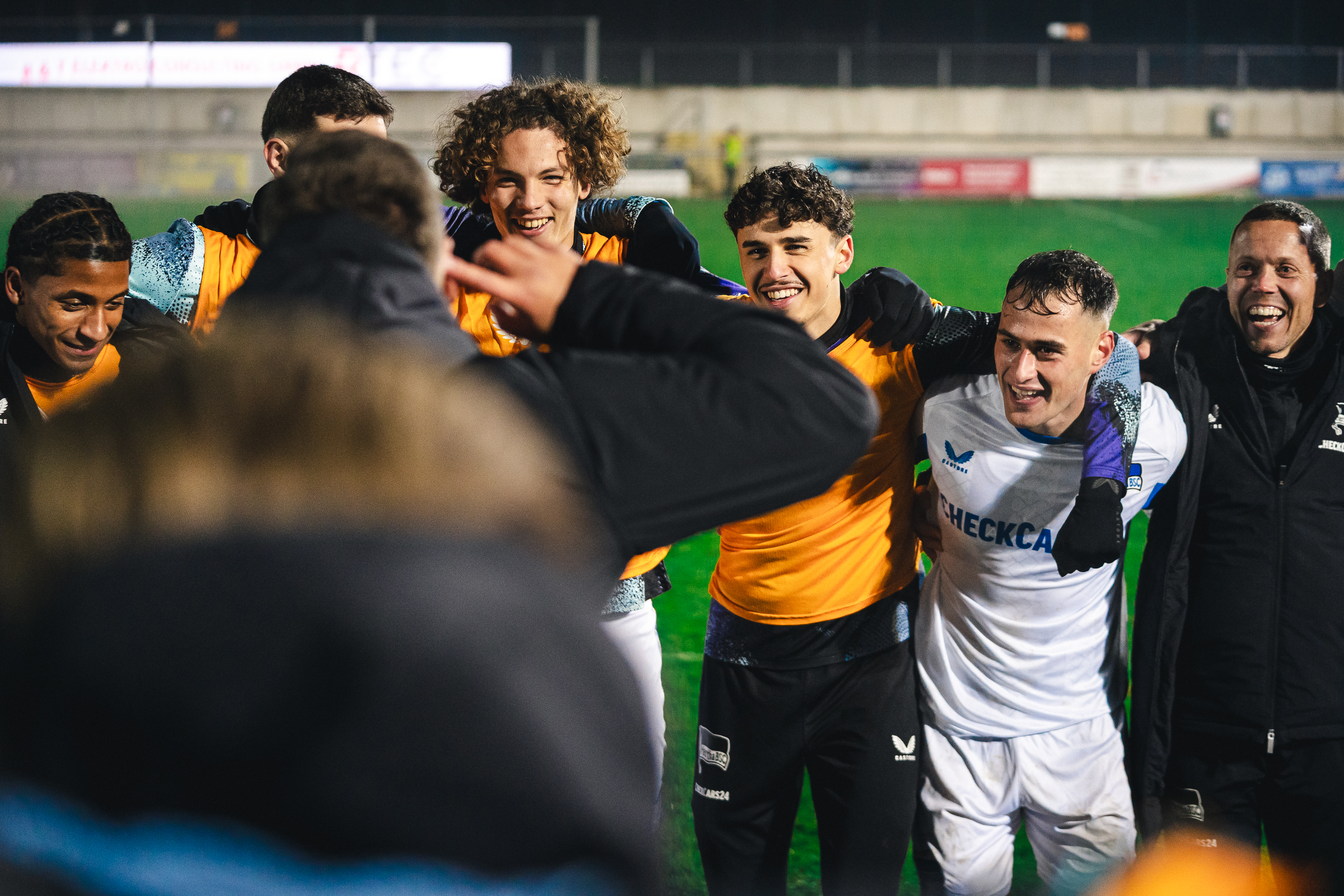 Unsere U23 freut sich gemeinsam über einen Auswärtssieg.