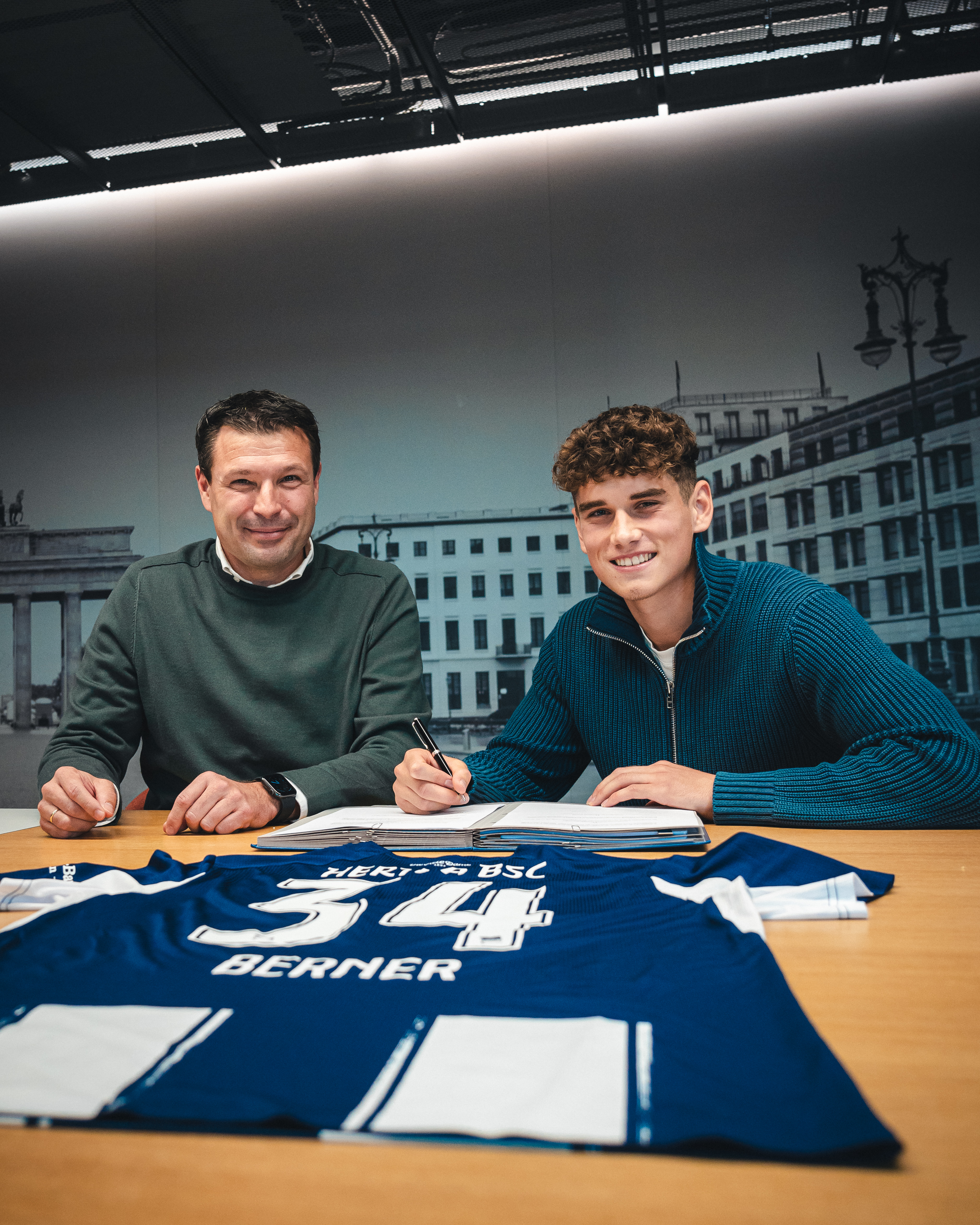 Benjamin Weber und Janne Berner bei der Vertragsunterschrift des Verteidigers.