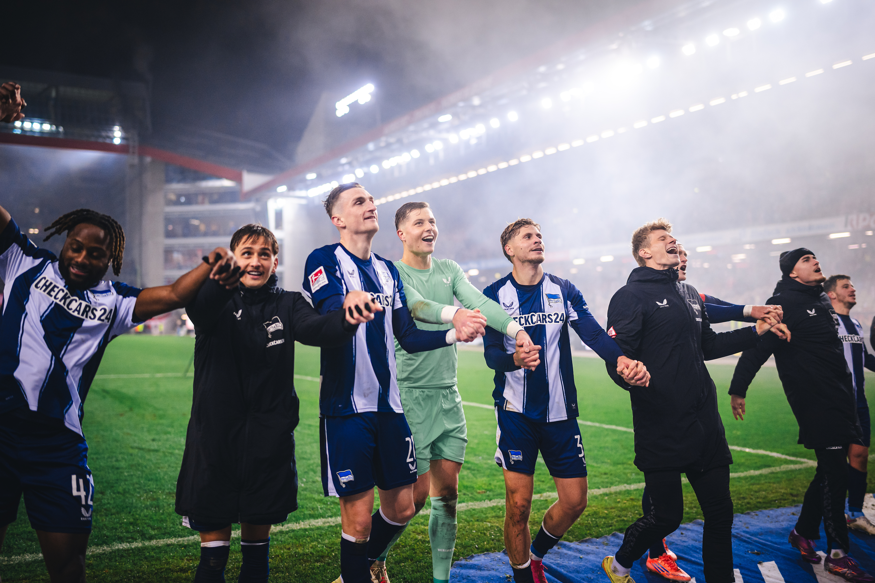 Unsere Jungs jubeln auf dem Betzenberg vor dem Gästeblock.