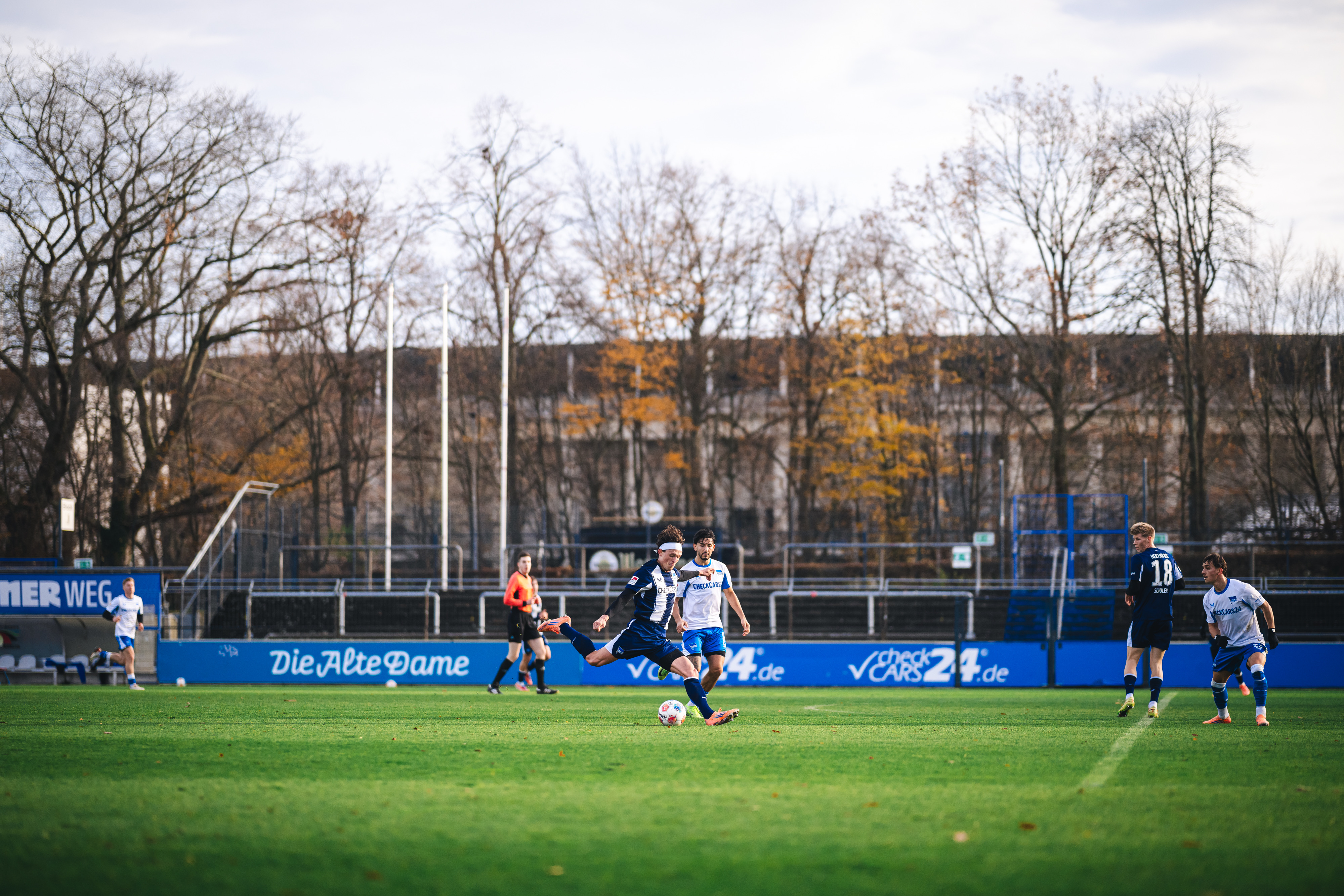 Fabian Reese zieht im Trainingsspiel ab.