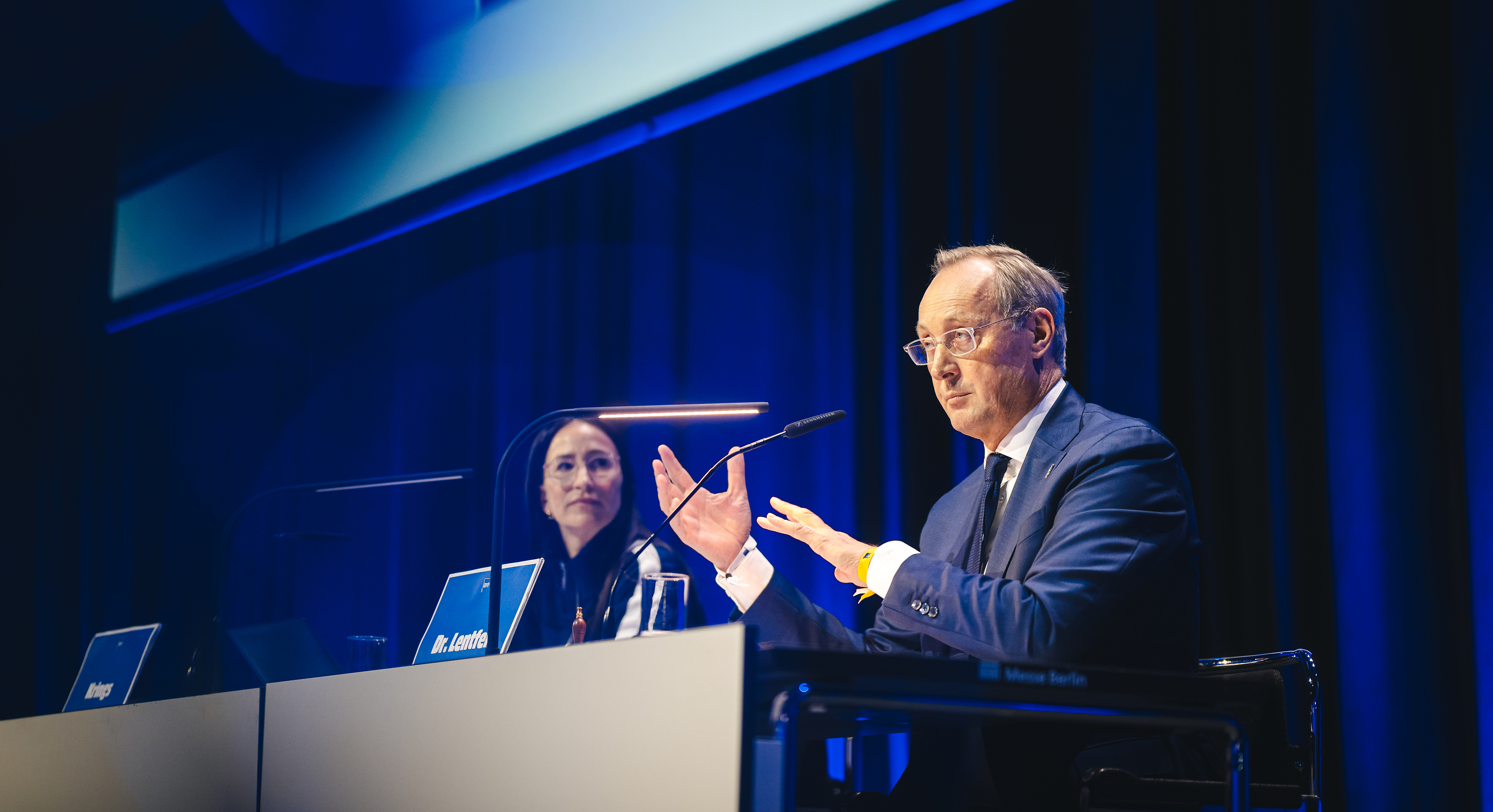 Dr. Dirk Lentfer neben Vera Krings auf einer Hertha-Mitgliederversammlung.