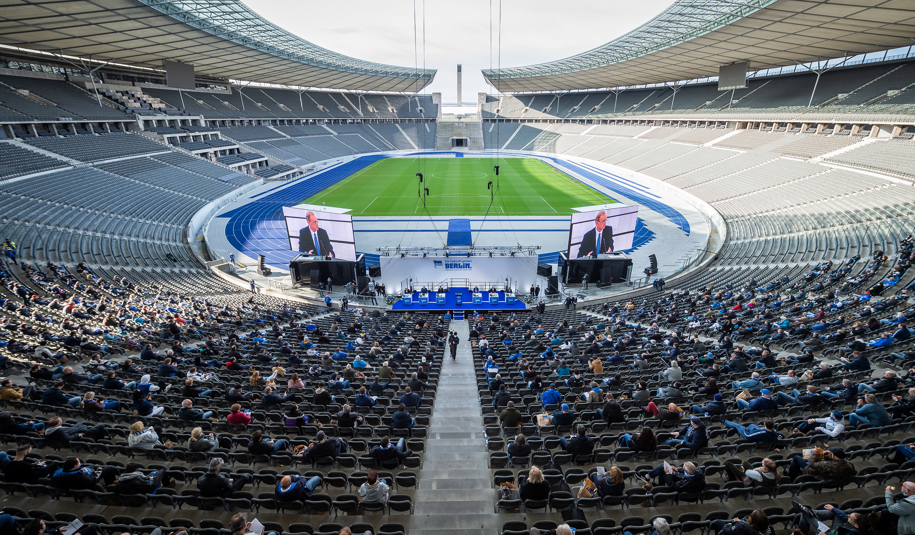 Die Mitgliederversammlung in der Ostkurve des Olympiastadions während der Corona-Pandemie.