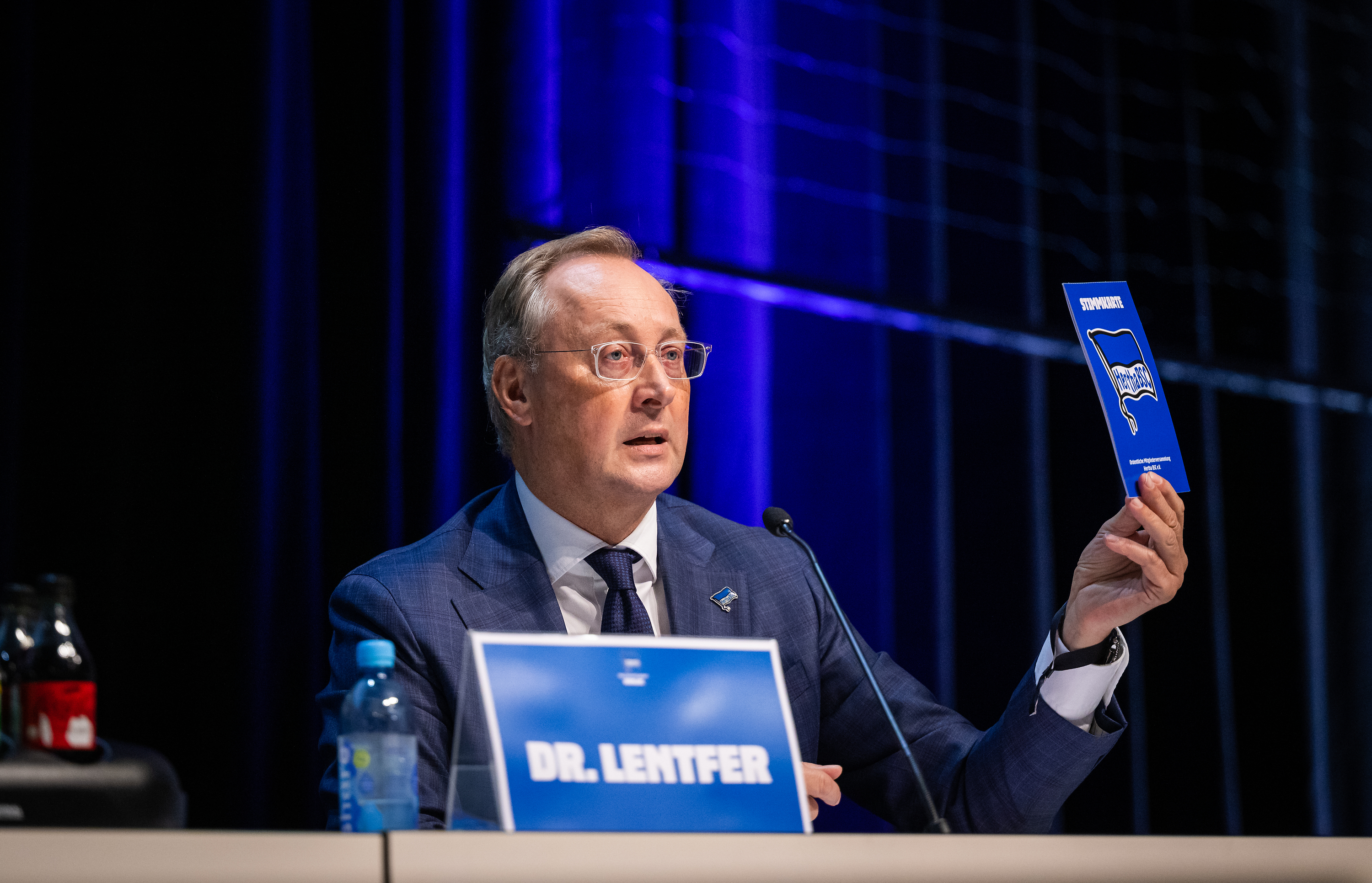 Dr. Dirk Lentfer erklärt die Abläufe auf einer Mitgliederversammlung.