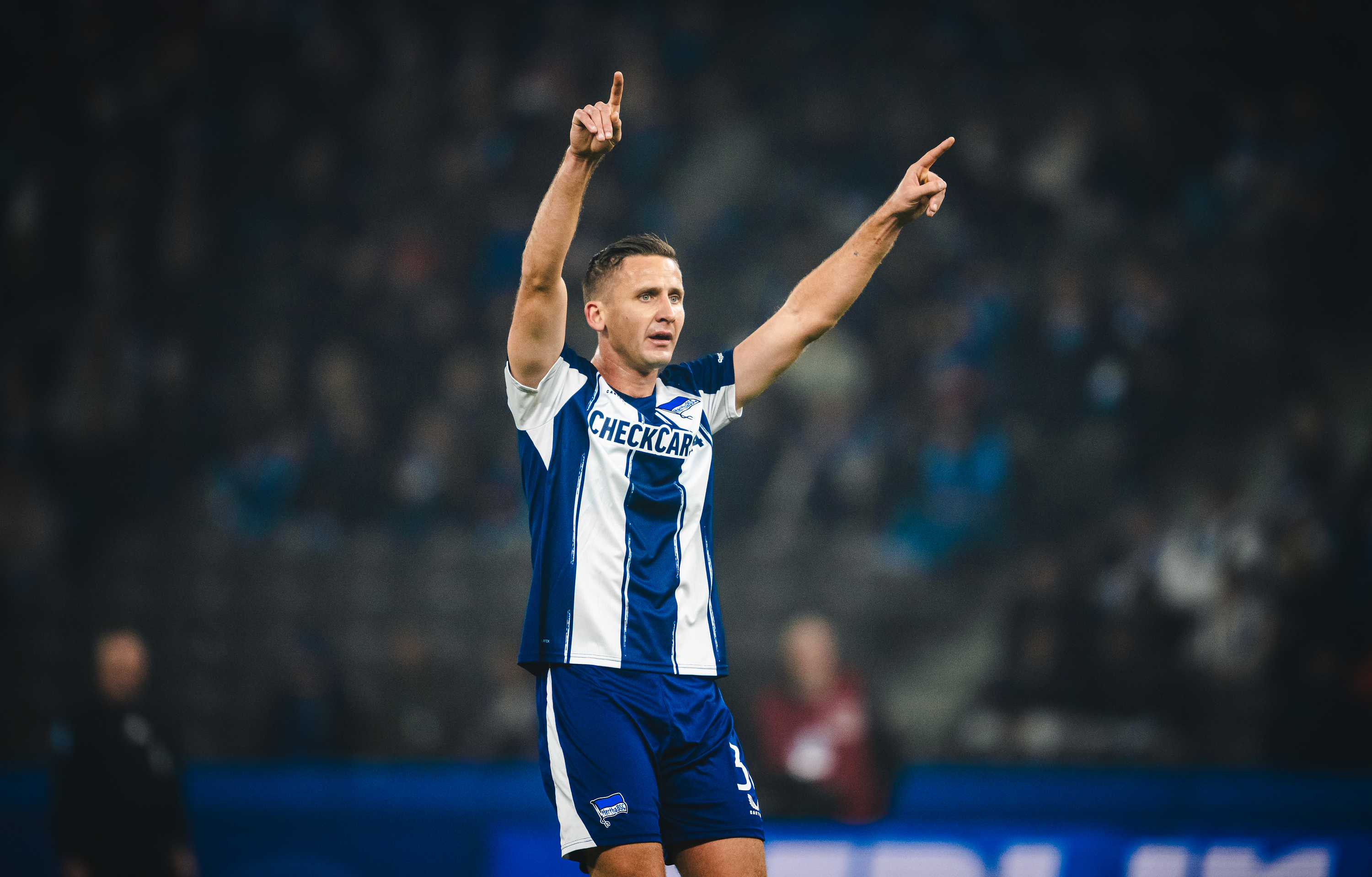 Paul Seguin hält die Arme in die Luft.