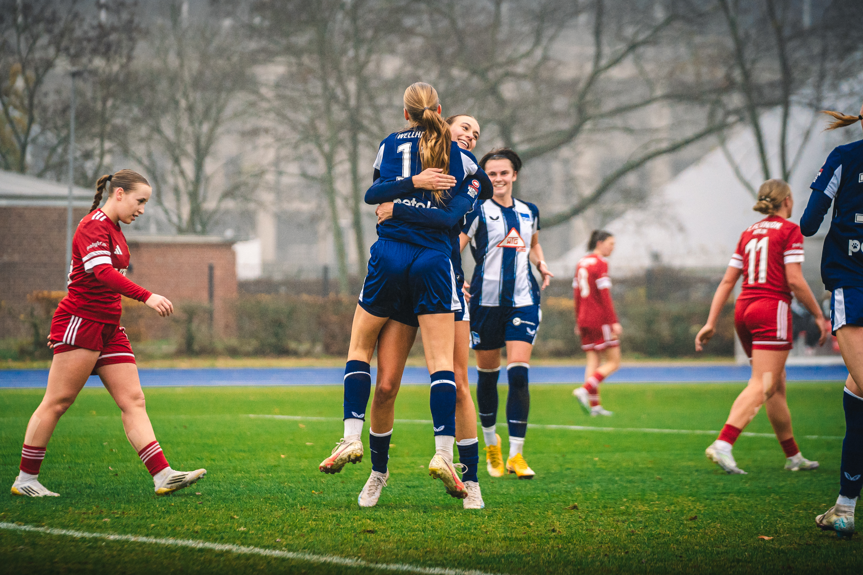 Unsere 1. Frauen bejubeln die Führung gegen Union.