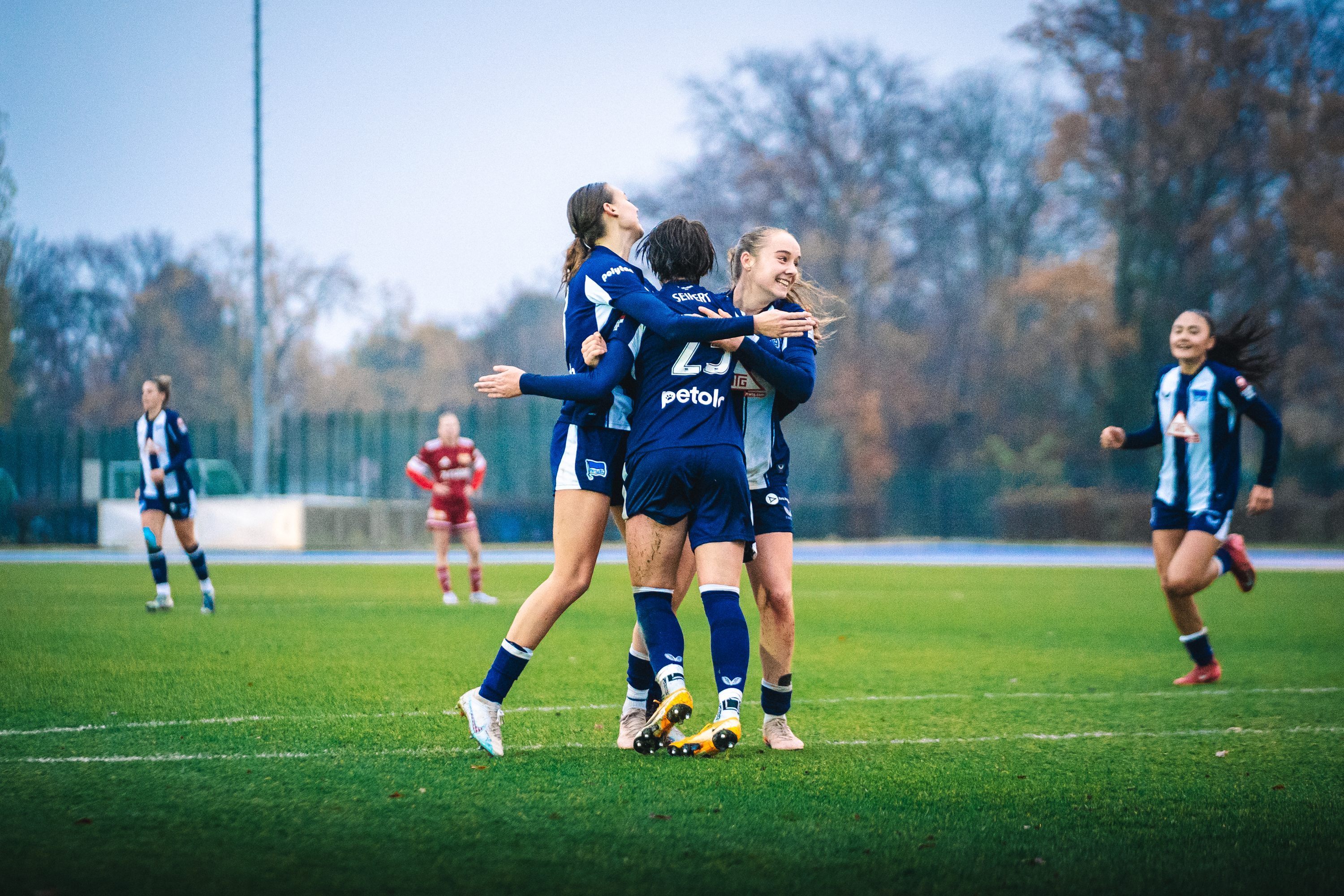 Die Herthanerinnen jubeln.