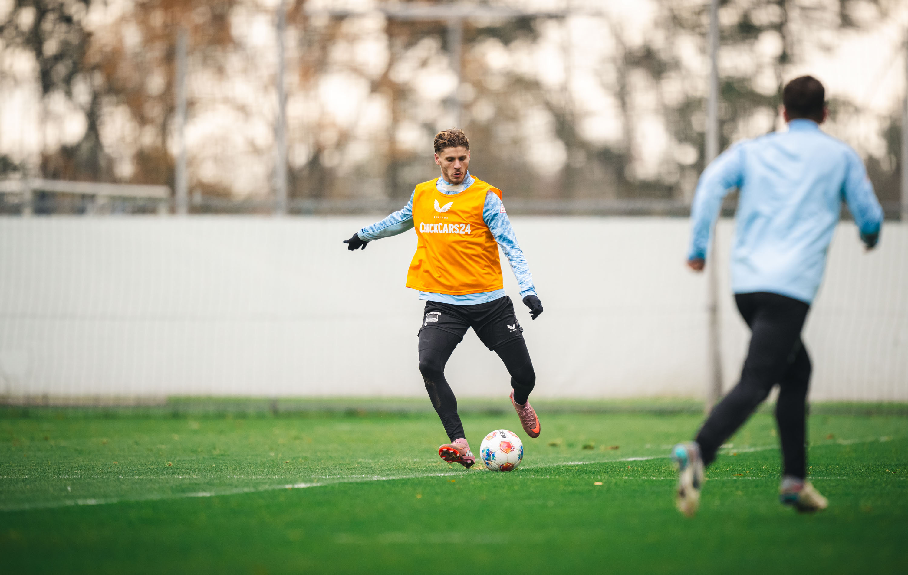Márton Dárdai spielt einen Pass im Training.