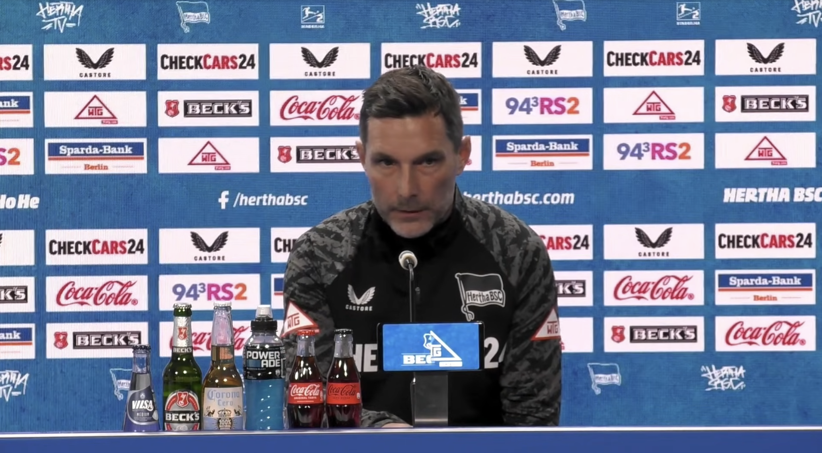 Stefan Leitl sitzt auf dem Podium.