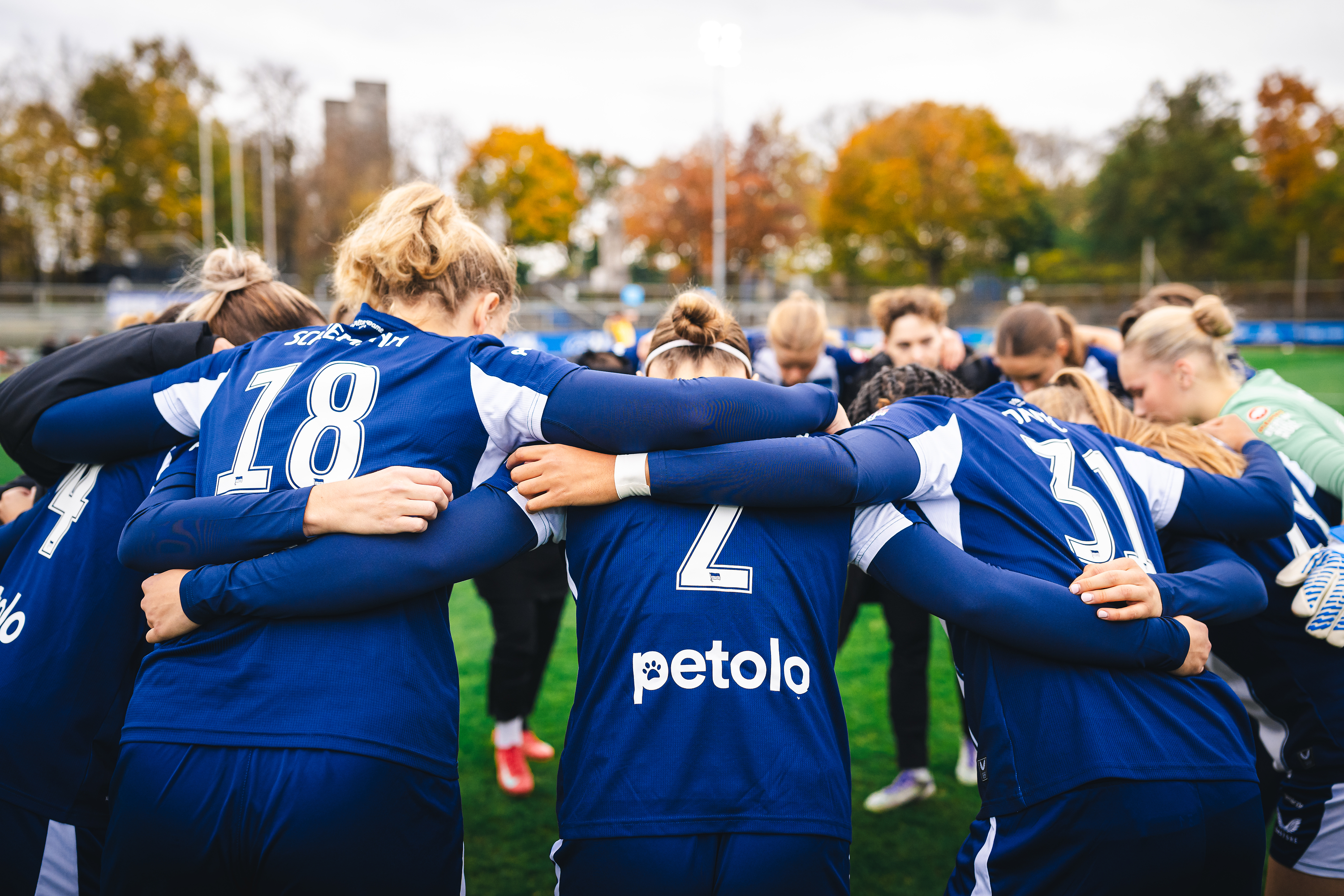 Unsere 1. Frauen bilden einen Teamkreis.