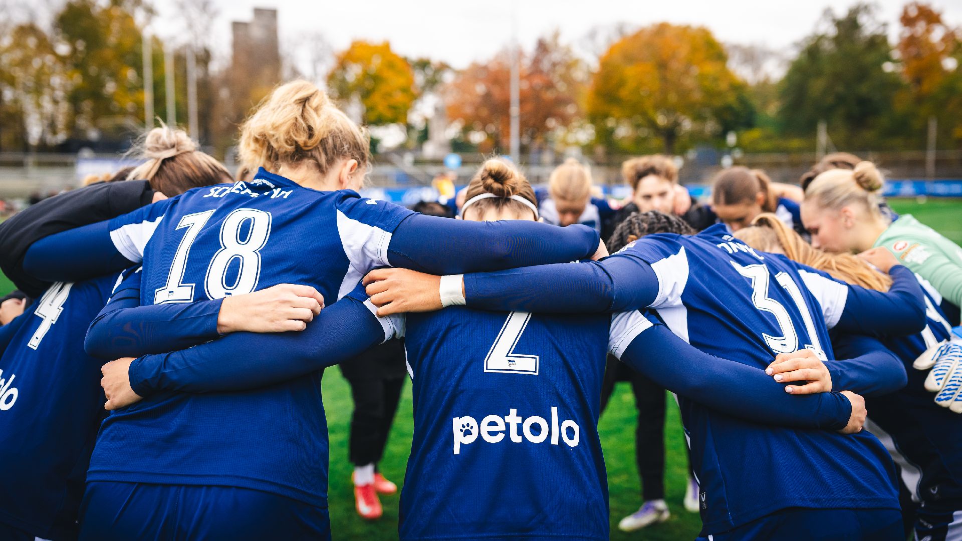 Unsere 1. Frauen bilden einen Teamkreis.