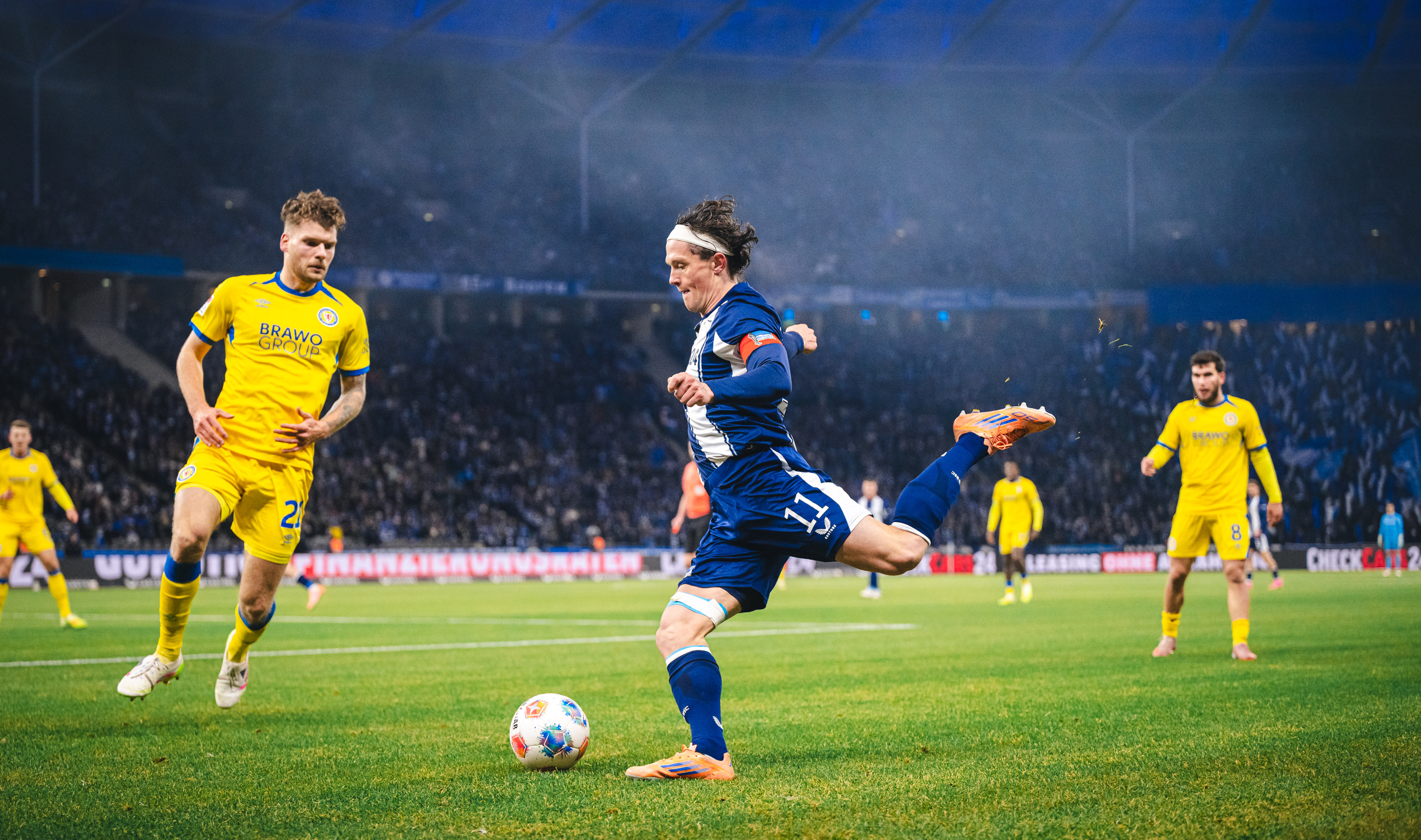 Fabi Reese setzt zur Flanke an.