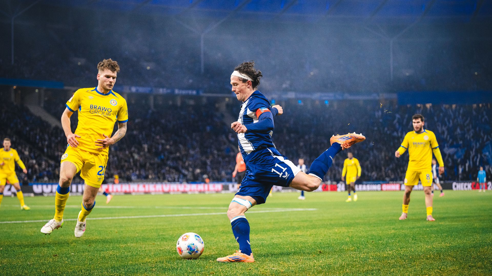 Fabi Reese setzt zur Flanke an.
