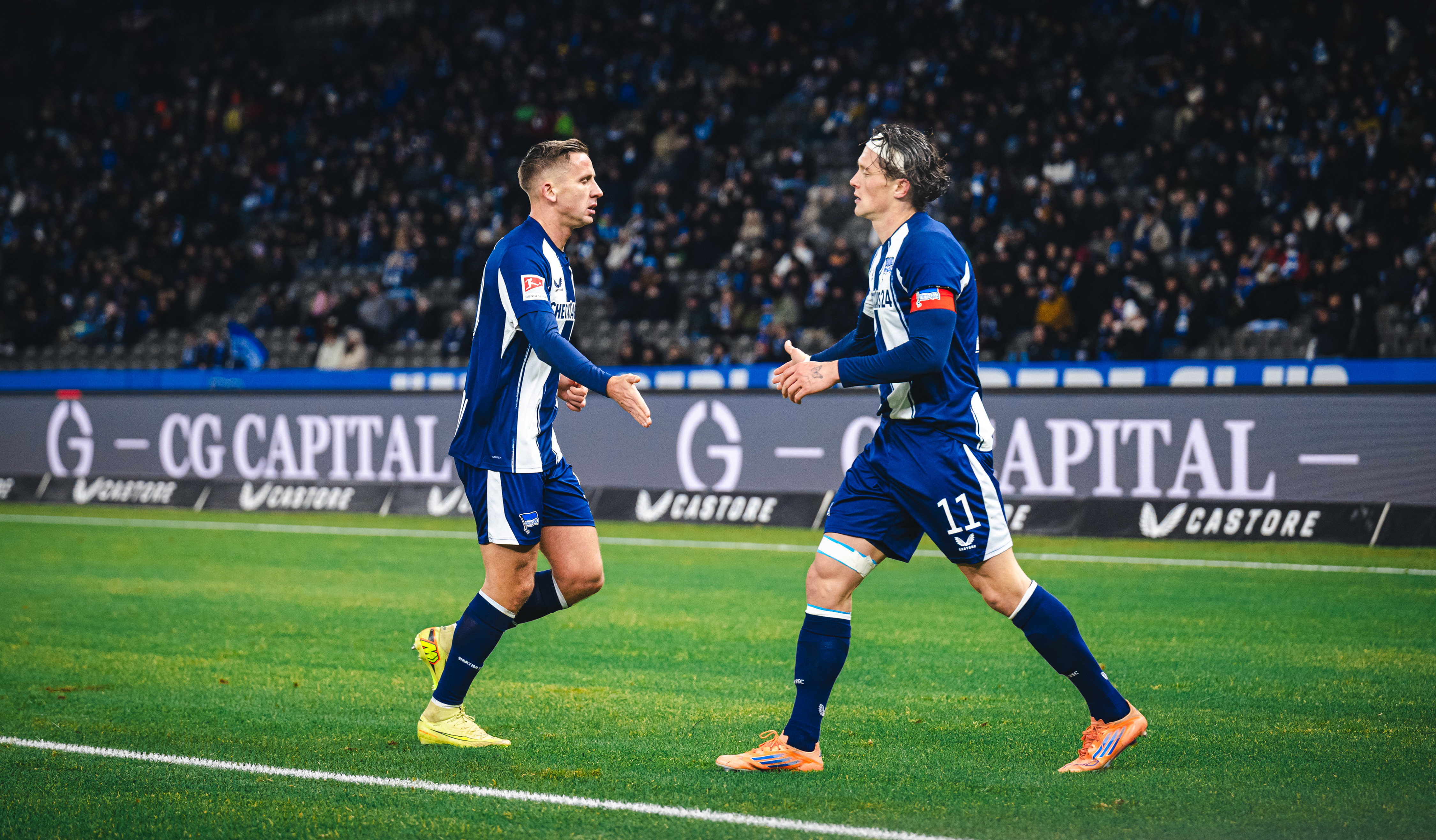 Paul Seguin und Fabian Reese klatschen ein.