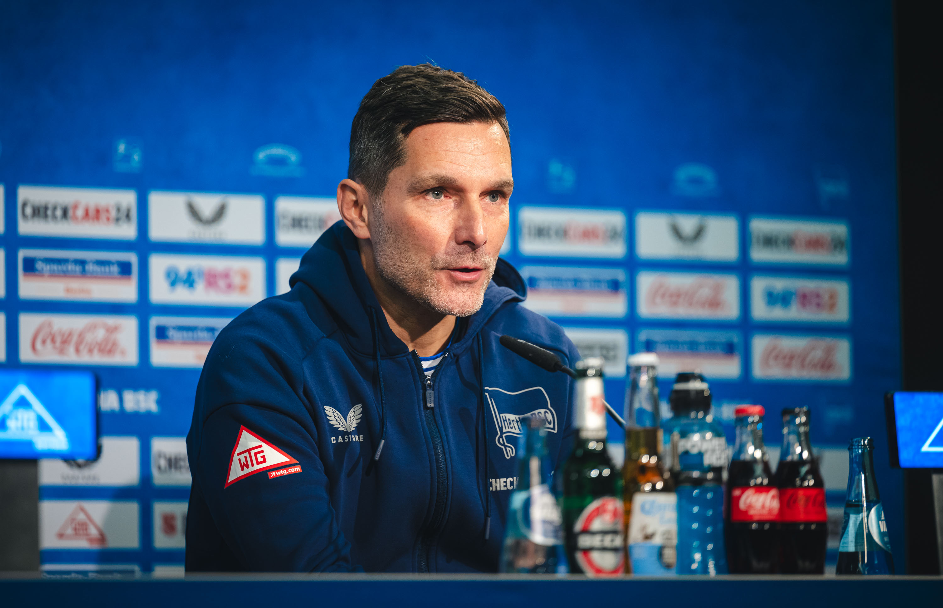 Stefan Leitl auf dem Podium bei der Pressekonferenz.