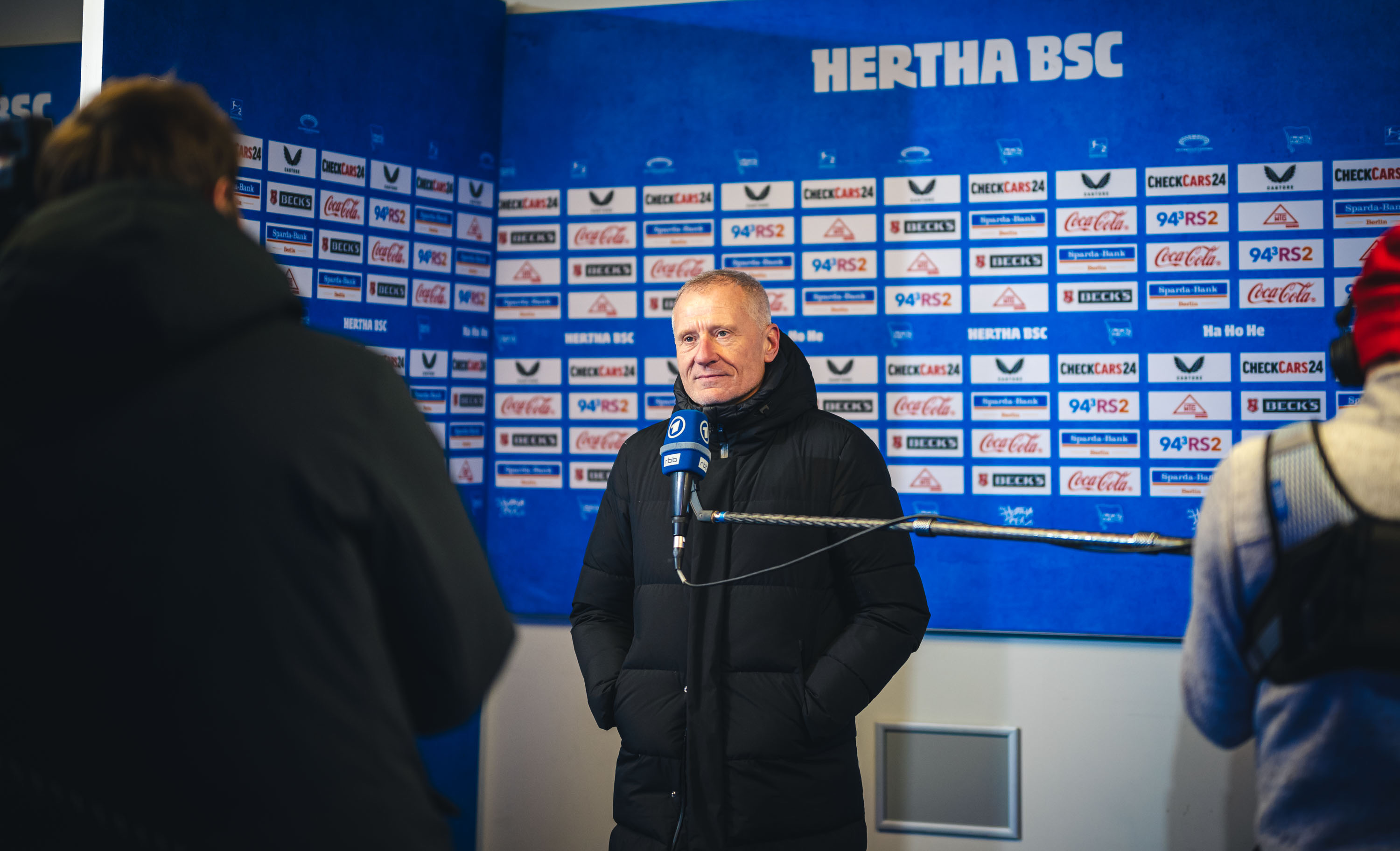 Dr. Peter Görlich vor einem Mikrofon.