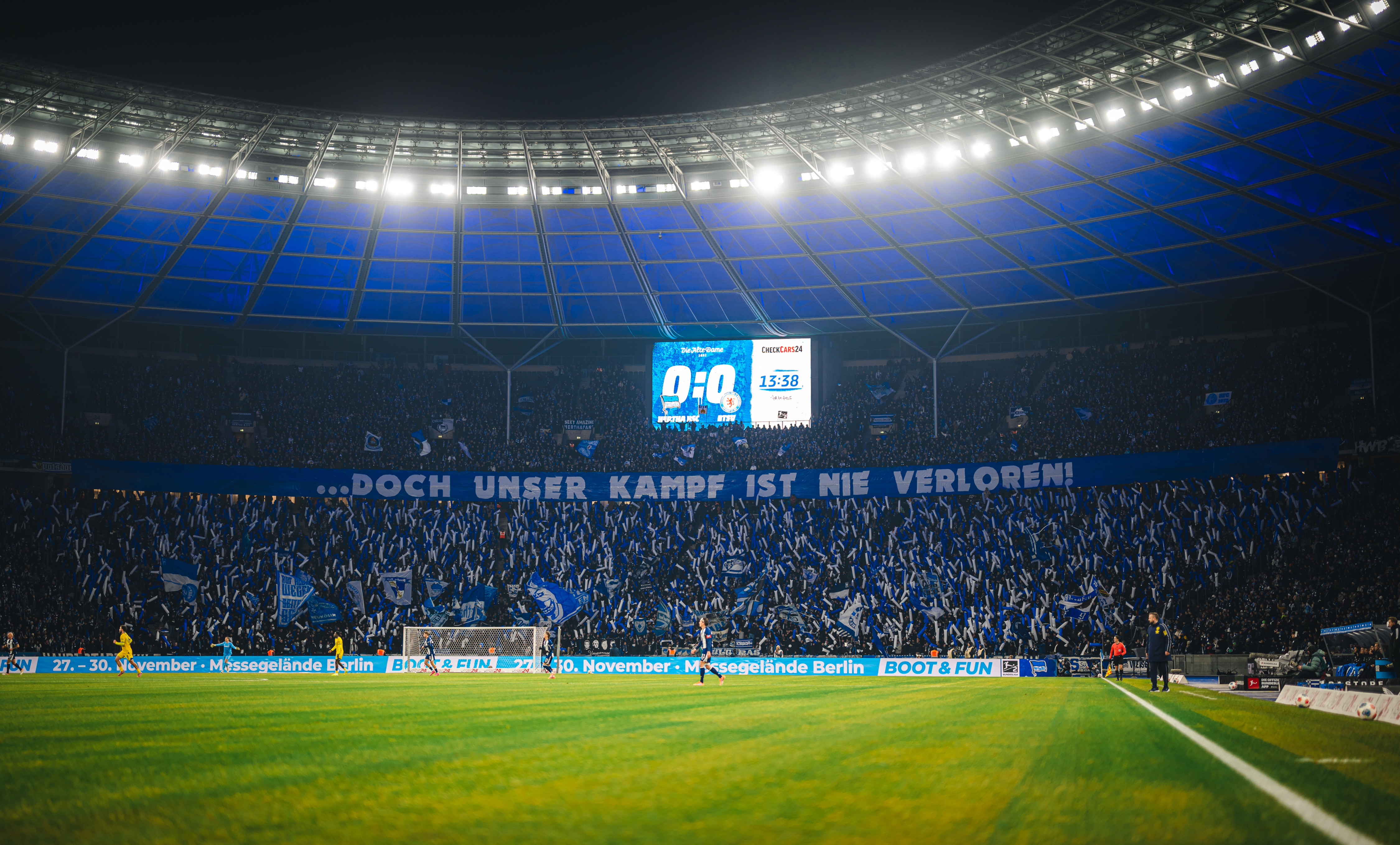 Fanprotest beim Heimspiel gegen Braunschweig mit einem Spruchband in der Ostkurve.