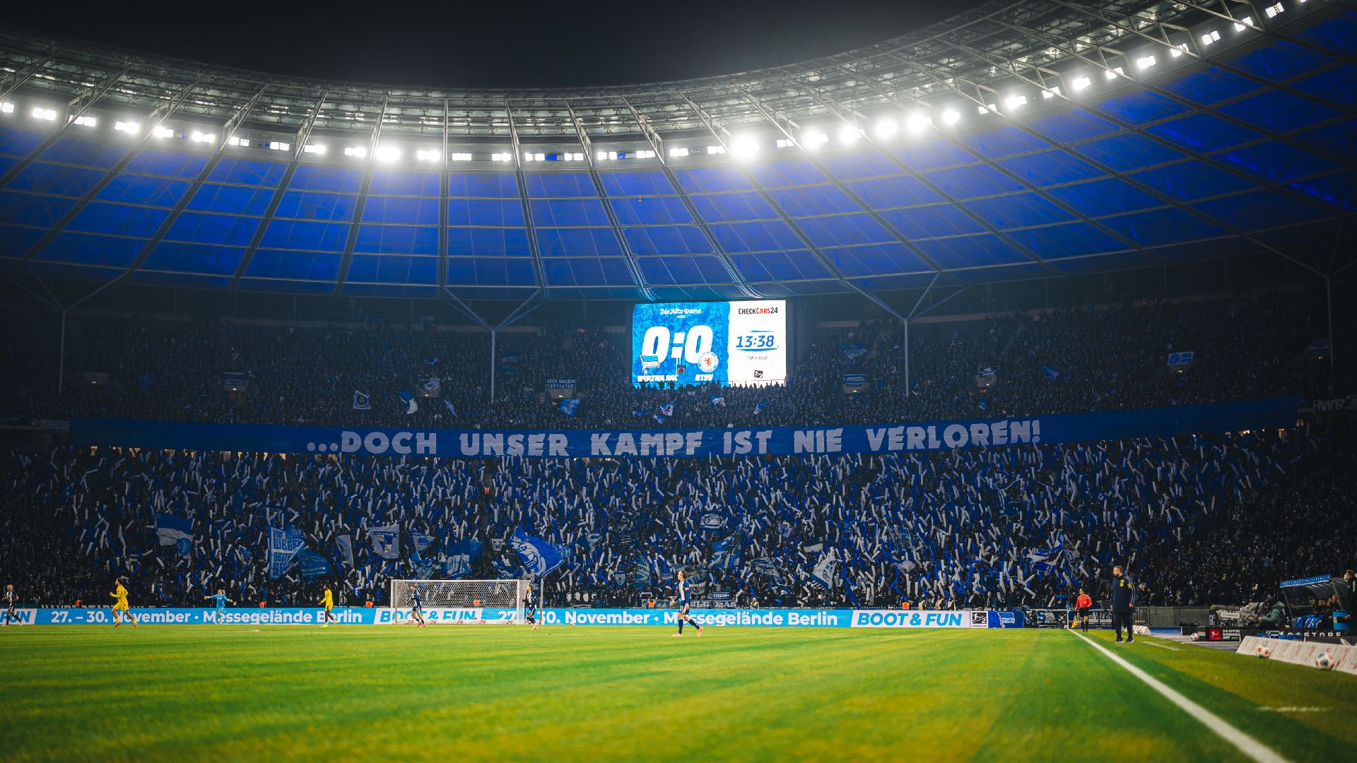 Fanprotest beim Heimspiel gegen Braunschweig mit einem Spruchband in der Ostkurve.