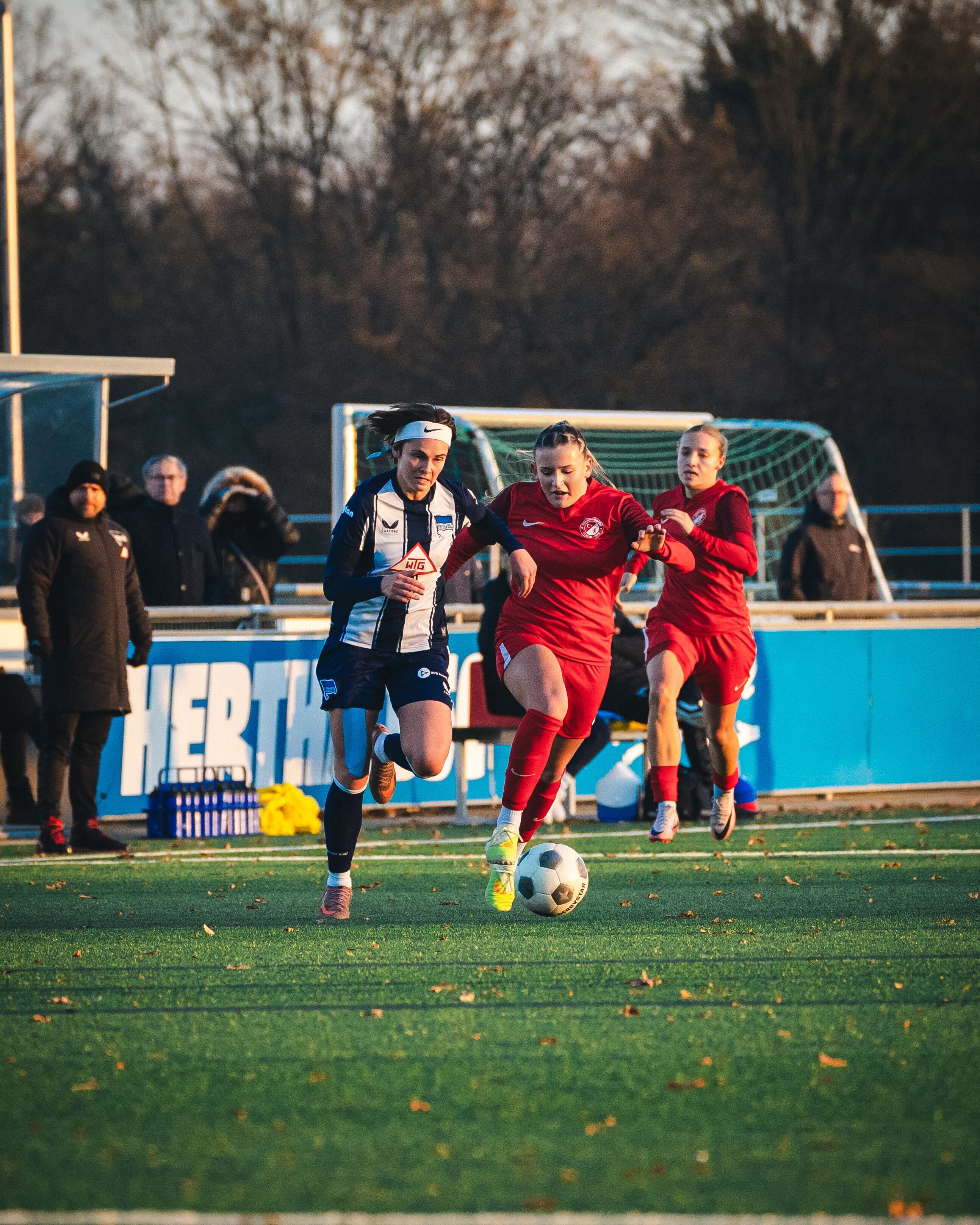 Johanna Seifert im Zweikampf mit einer Gegenspielerin.