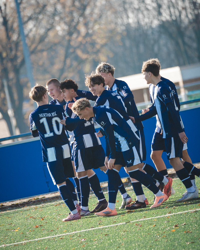 Unsere U17 bejubelt ein Tor.