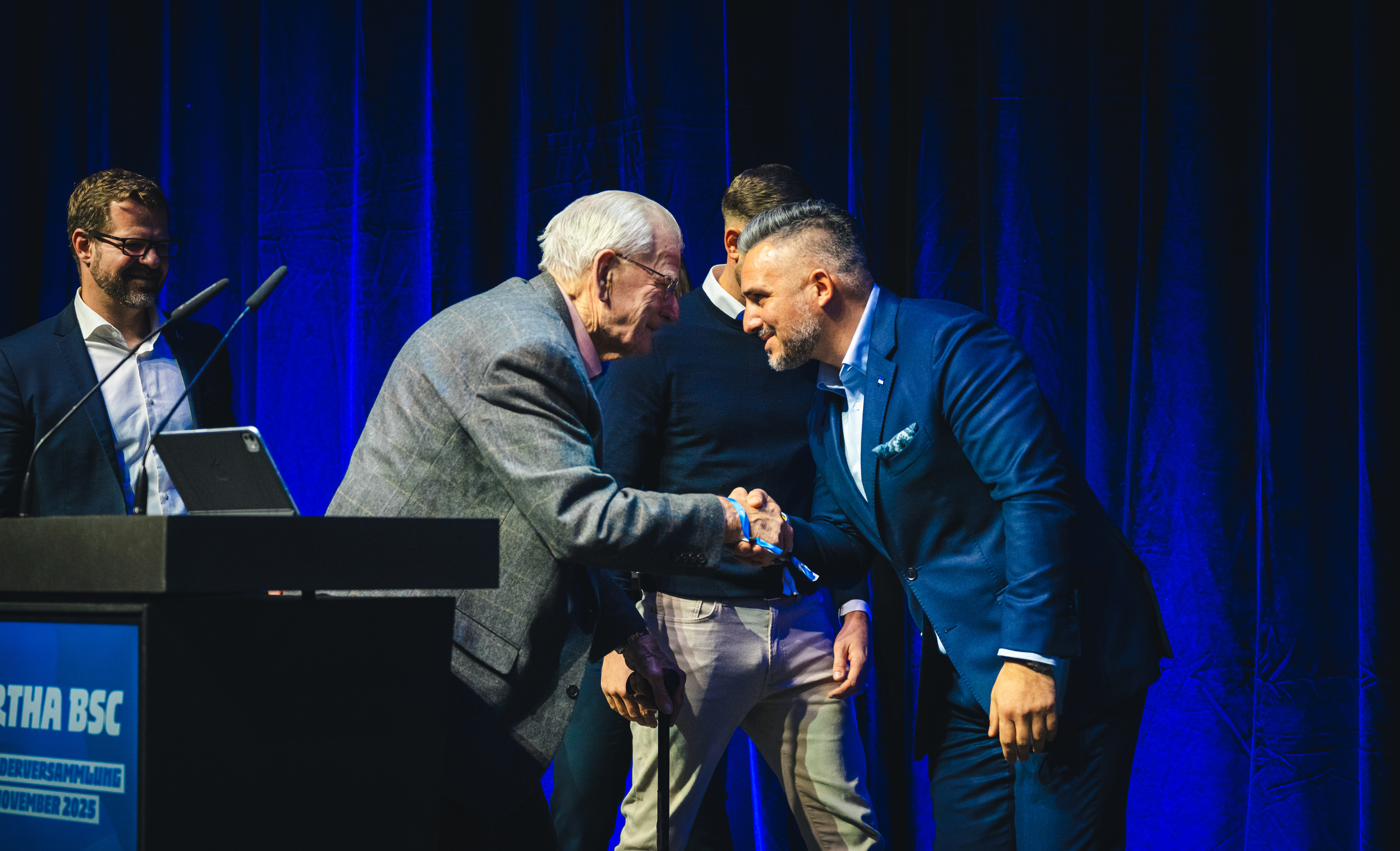 Bernd Bröde schüttelt eine Hand.