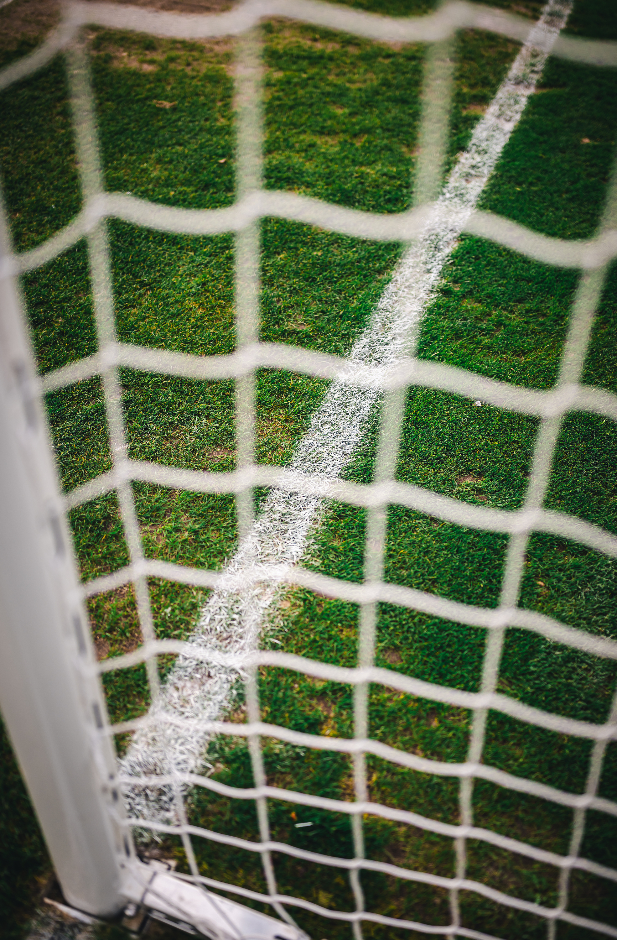 Die Torlinie, fotografiert durch ein Tornetz.