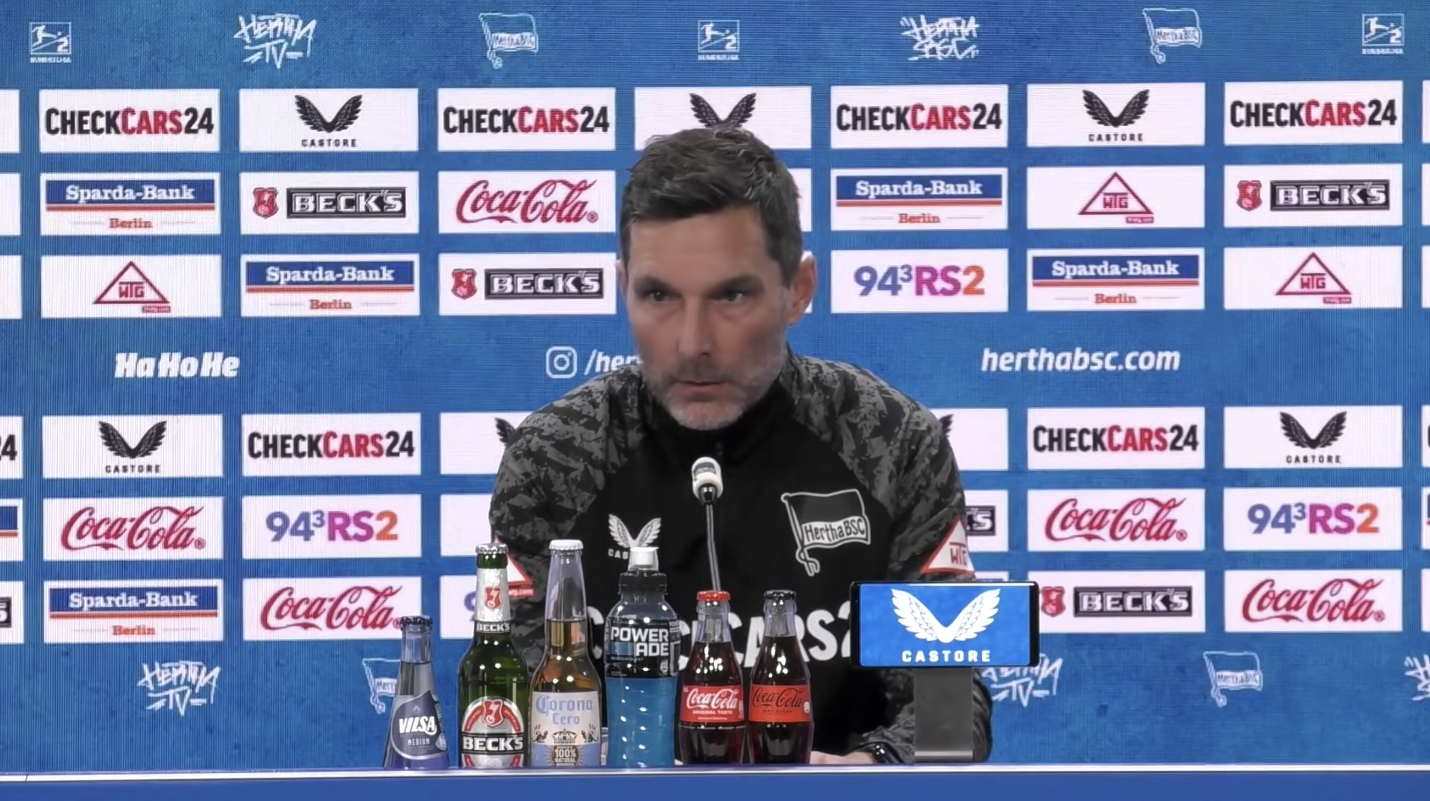 Stefan Leitl bei der Pressekonferenz vor dem Auswärtsspiel in Kiel.