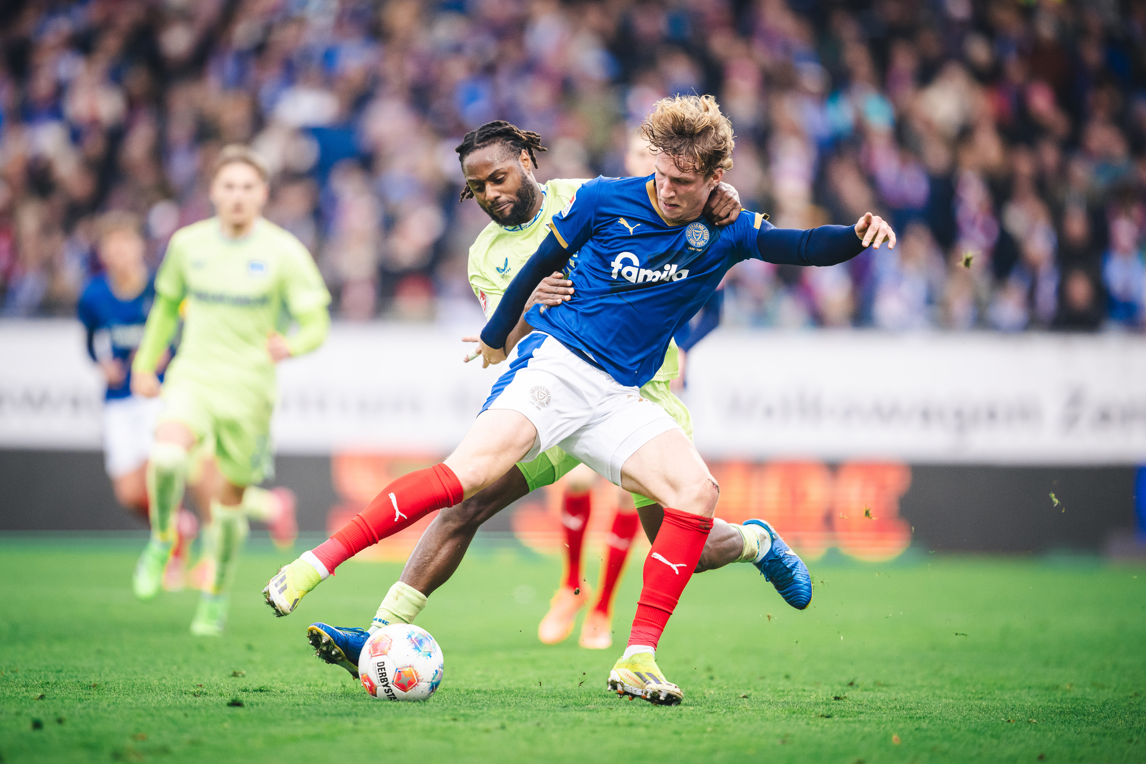 Deyo Zeefuik im Zweikampf.