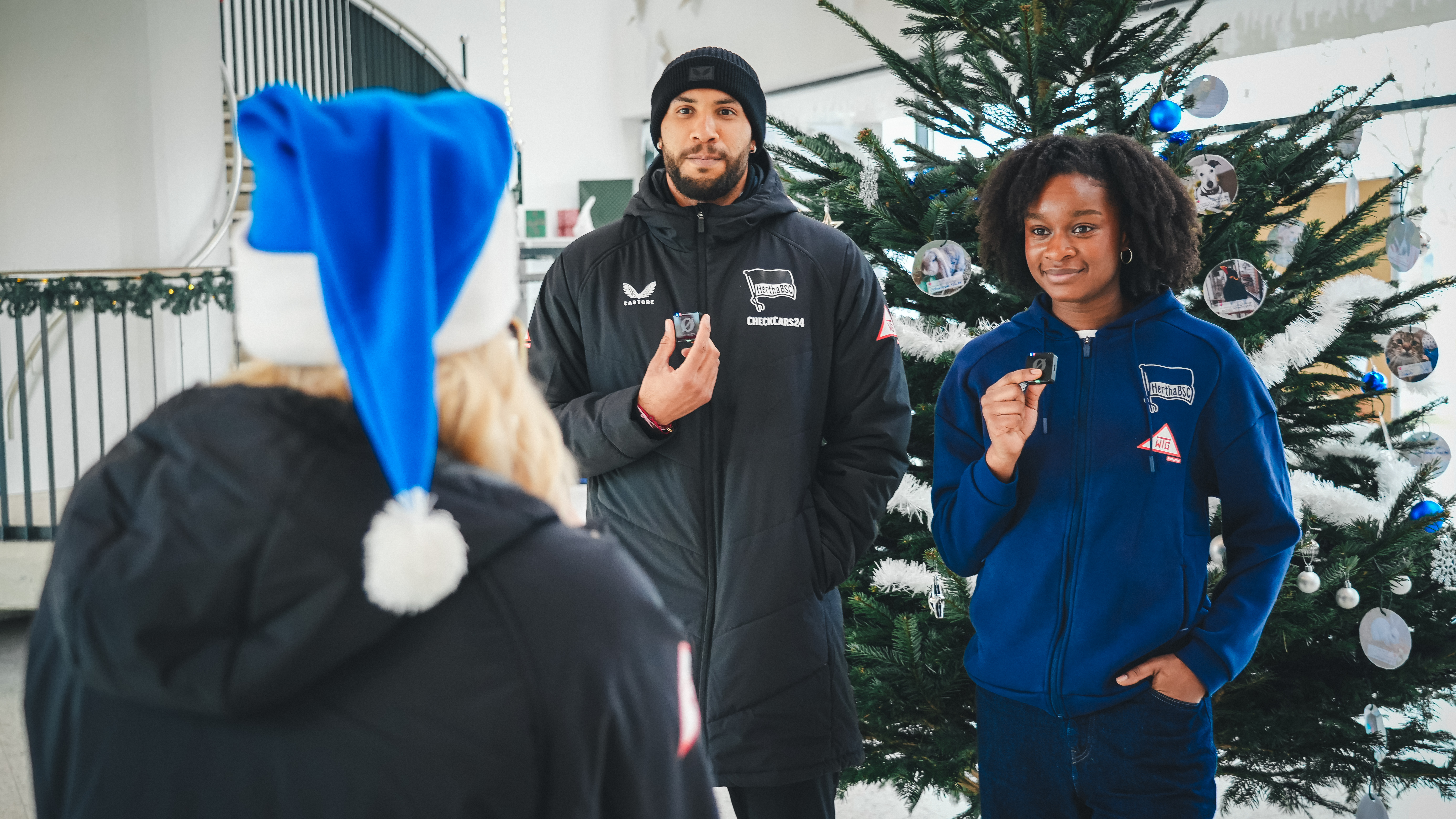 Jay Brooks und Mona Sarr bei der blau-weißen Adventsaktion in Schulen und Kitas.