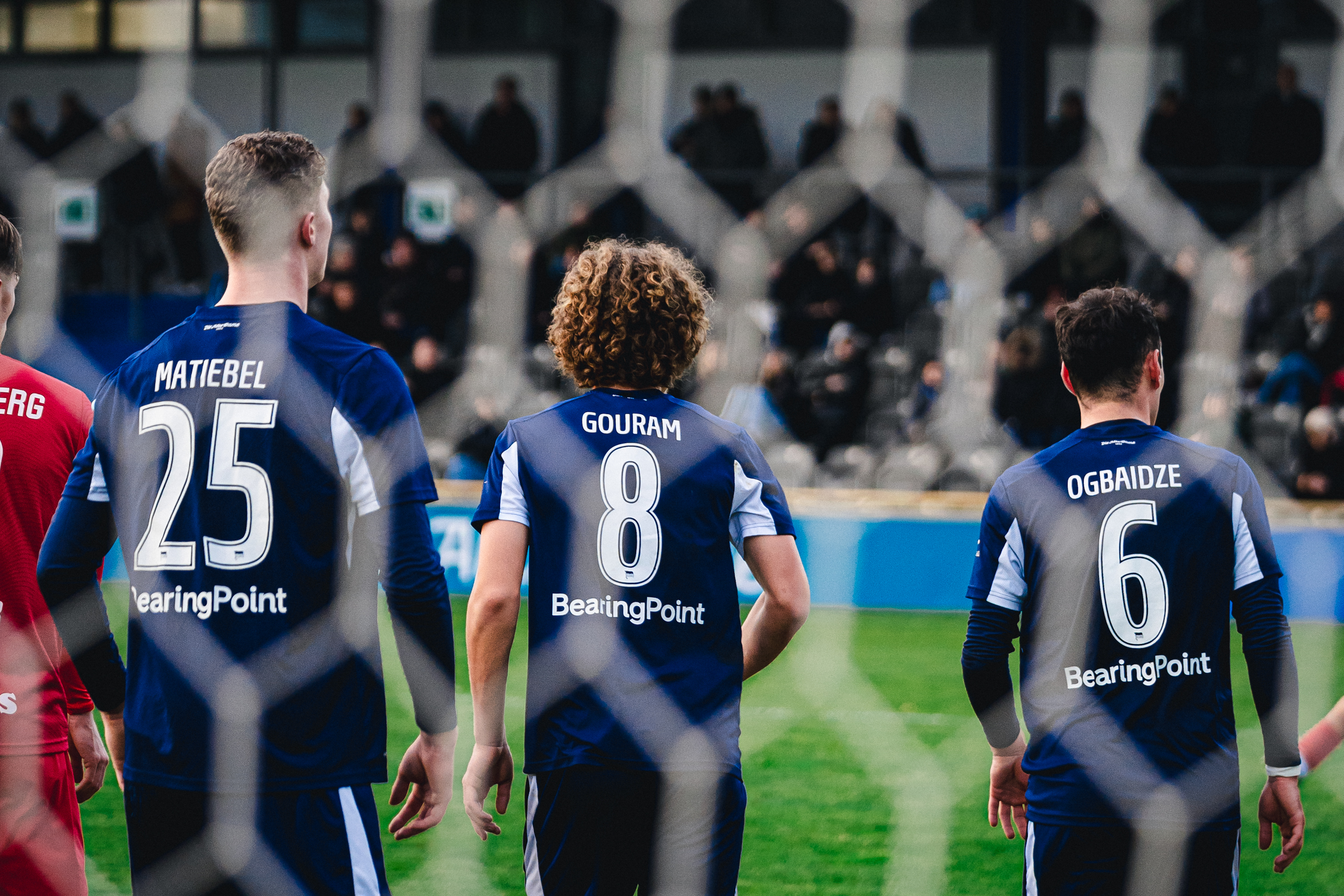 Eine Gruppe U23-Spieler in einem Heimduell.