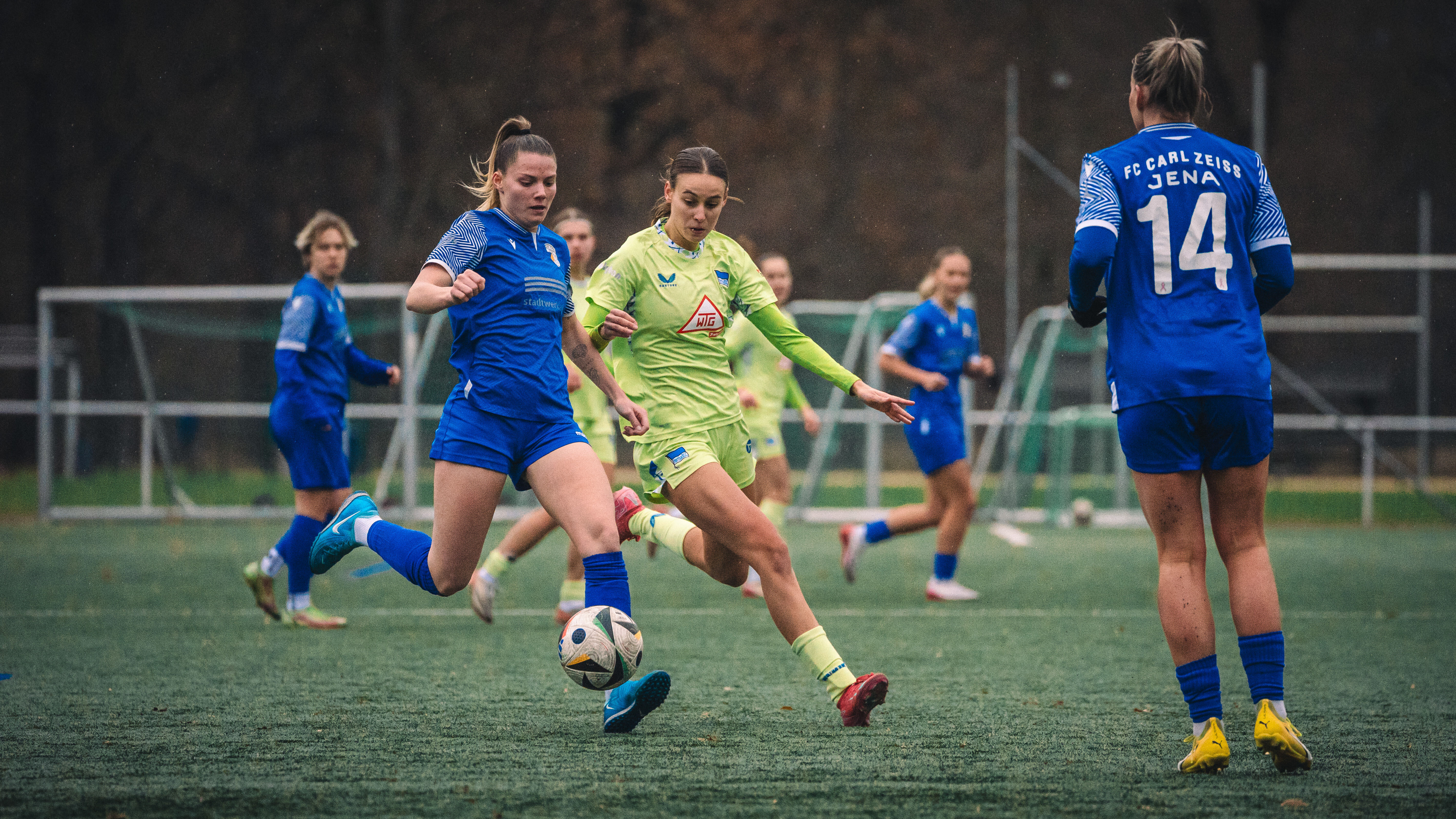 Eine Herthanerin im Zweikampf mit einer Gegenspielerin.