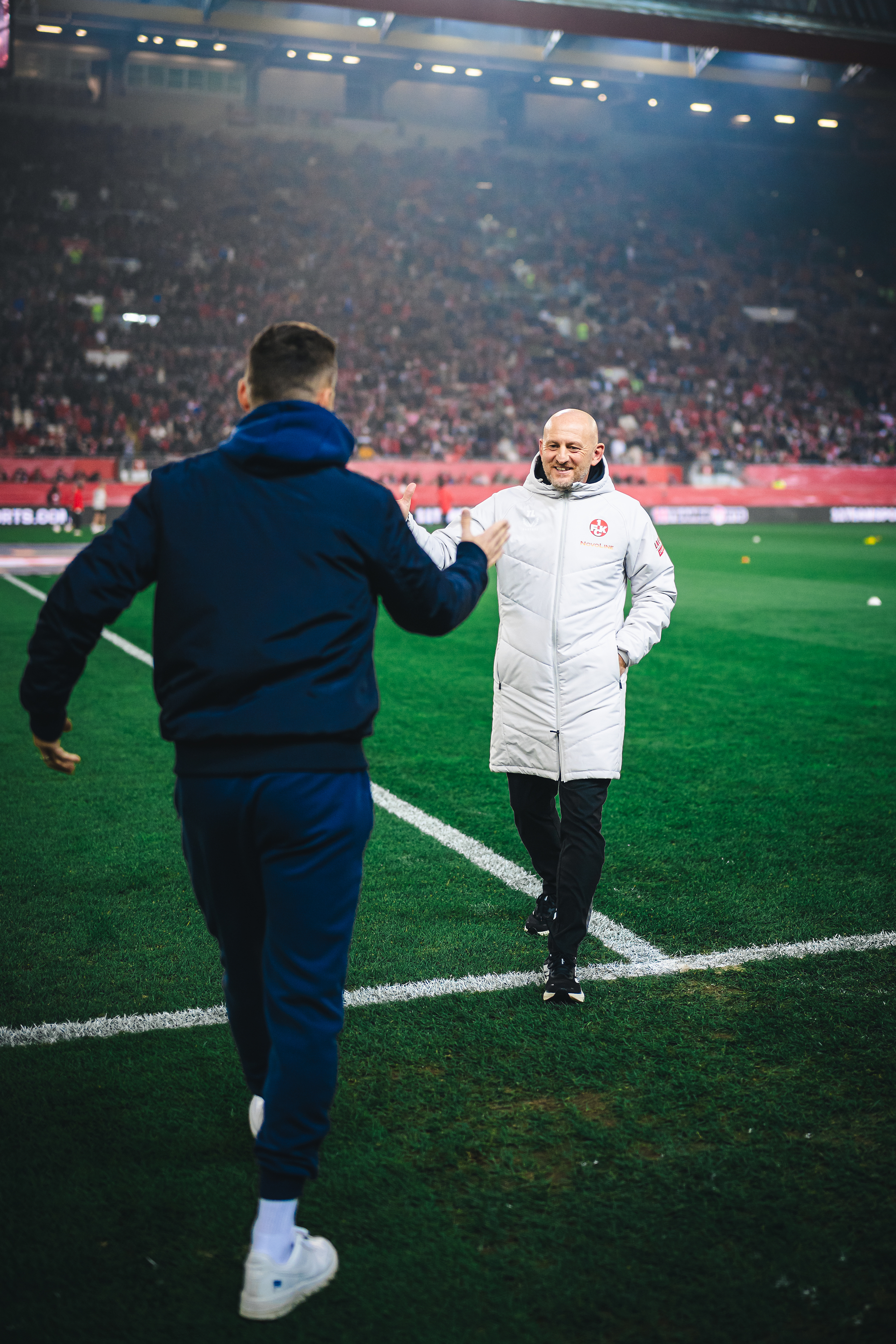 Stefan Leitl und Torsten Lieberknecht begrüßen sich am Betzenberg.