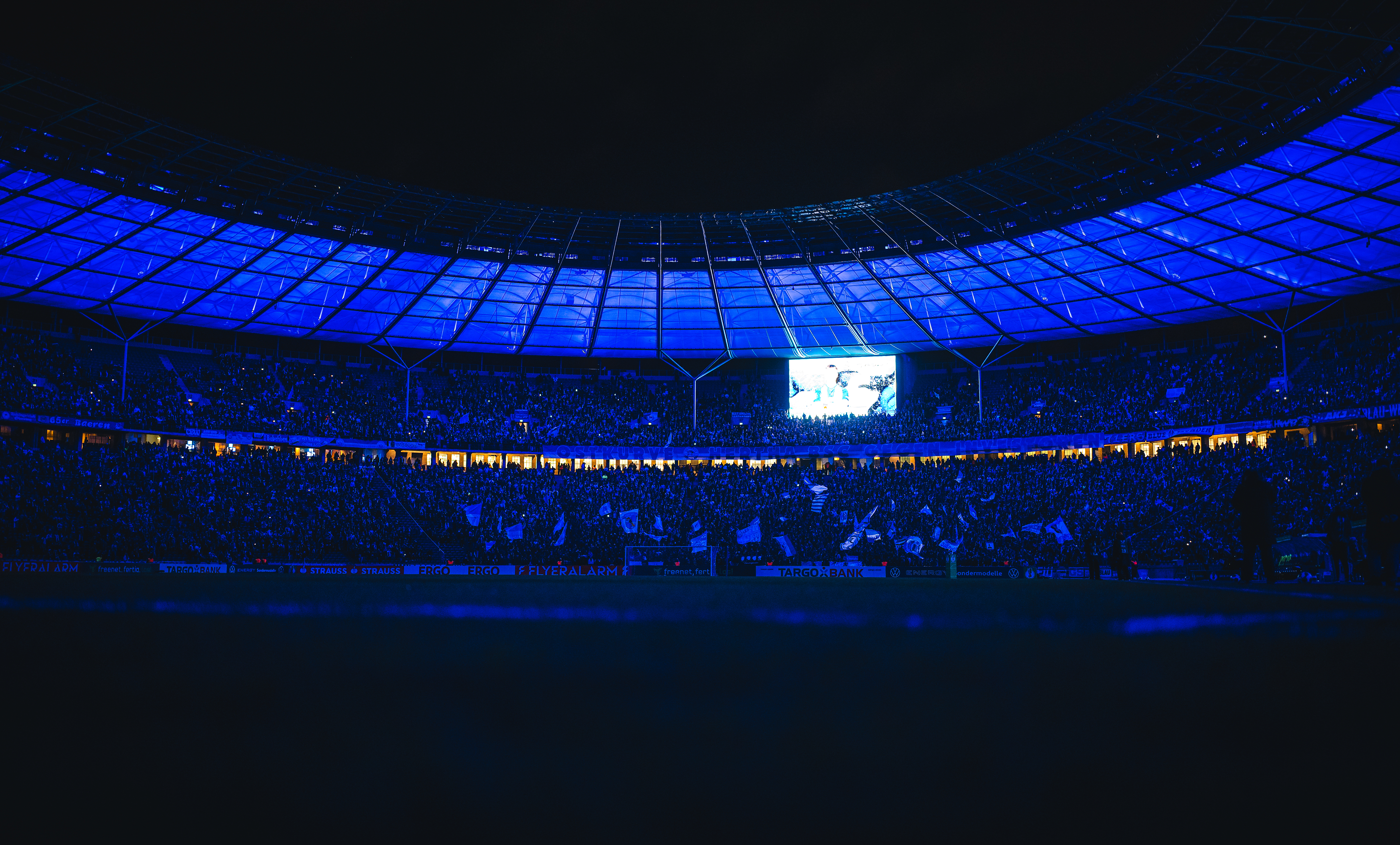 Die Ostkurve bei Flutlicht vor dem Pokalspiel gegen Elversberg.