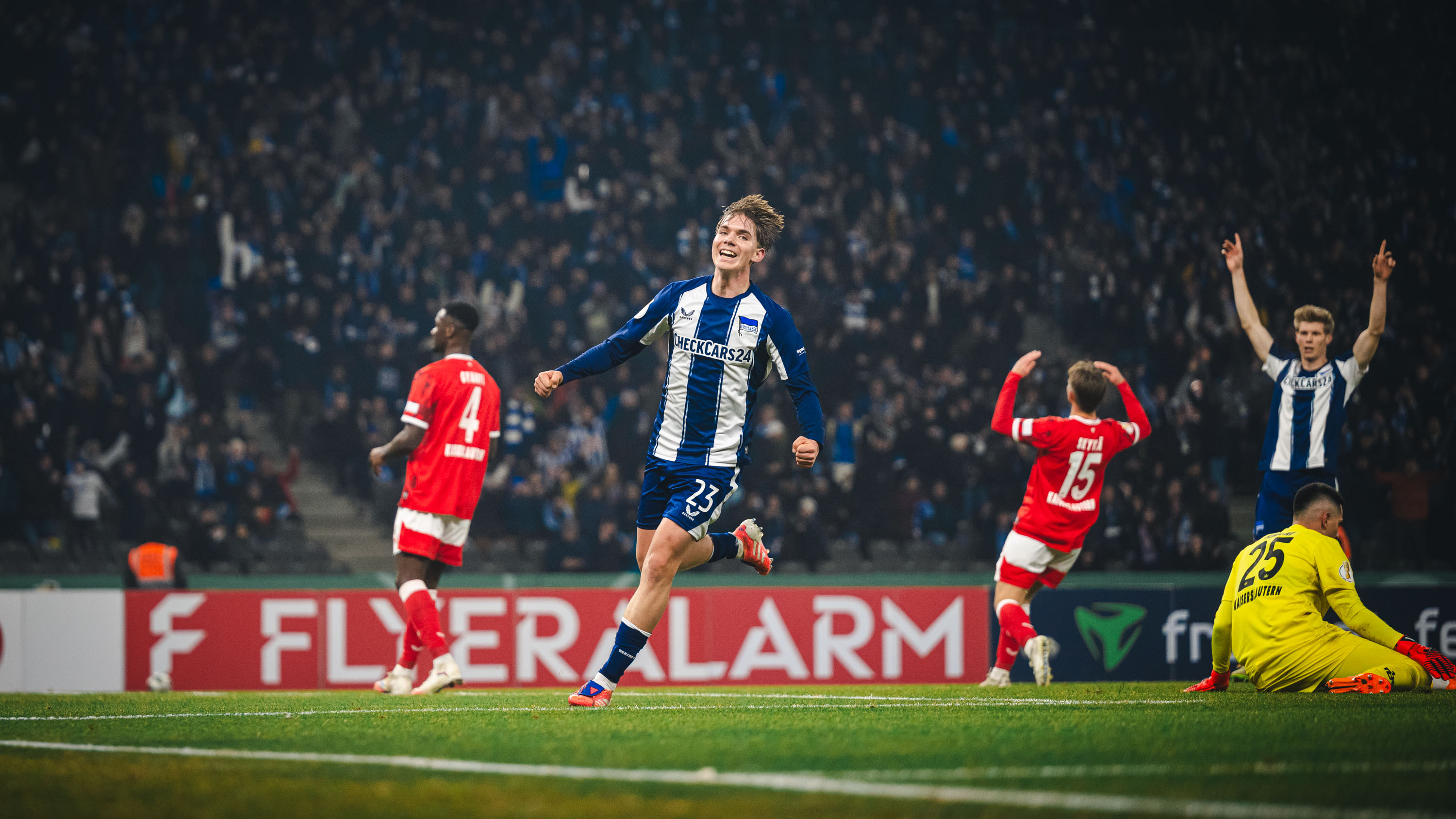 Kennet Eichhorn bejubelt sein Premierentor gegen den FCK.