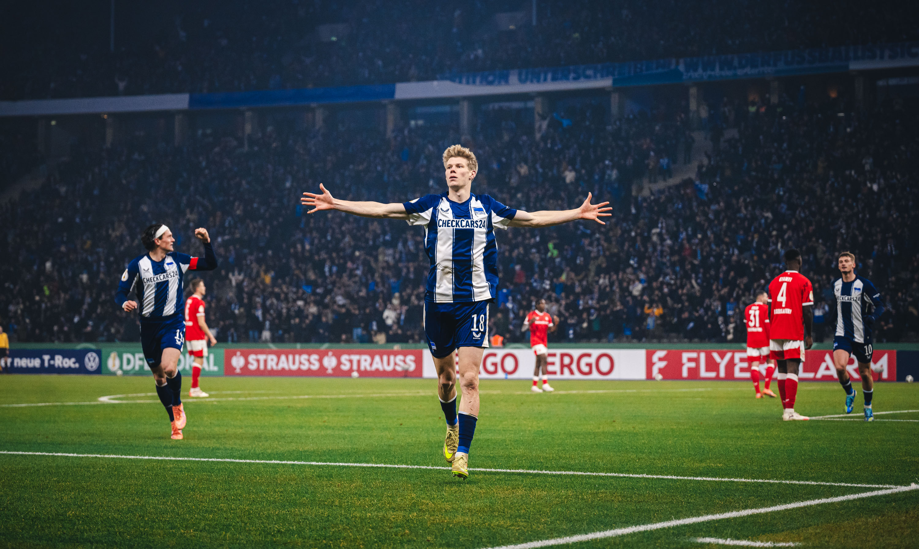 Luca Schuler bejubelt ein Tor gegen den 1. FC Kaiserslautern.