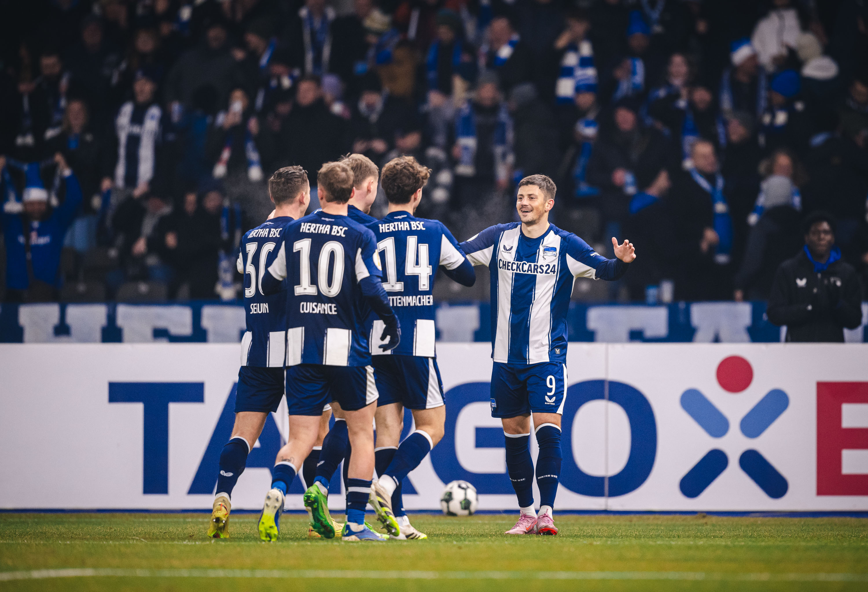 Dawid Kownacki und seine Mitspieler bejubeln ein Tor.