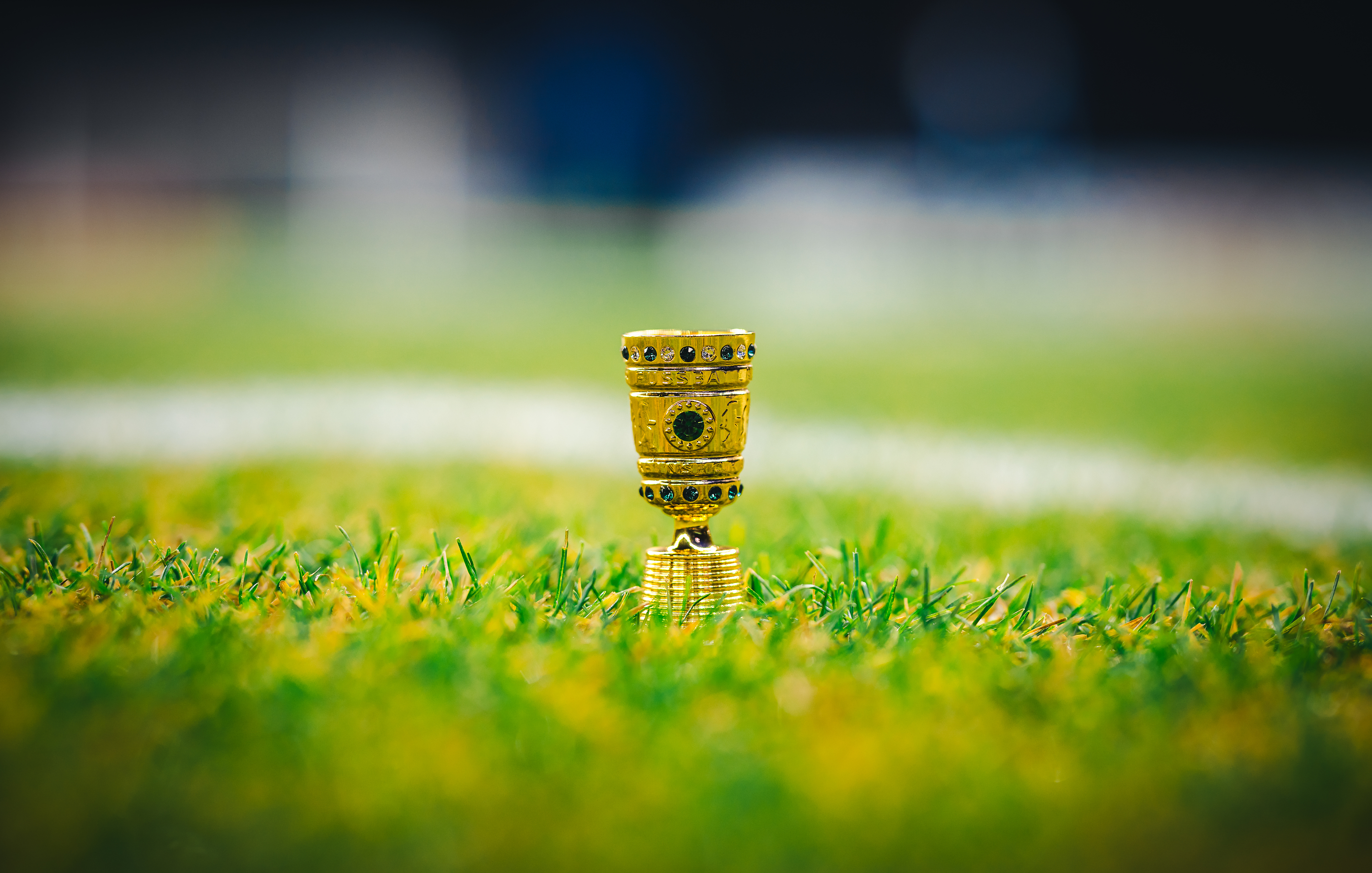 Ein Mini-Pokal im Olympiastadion.